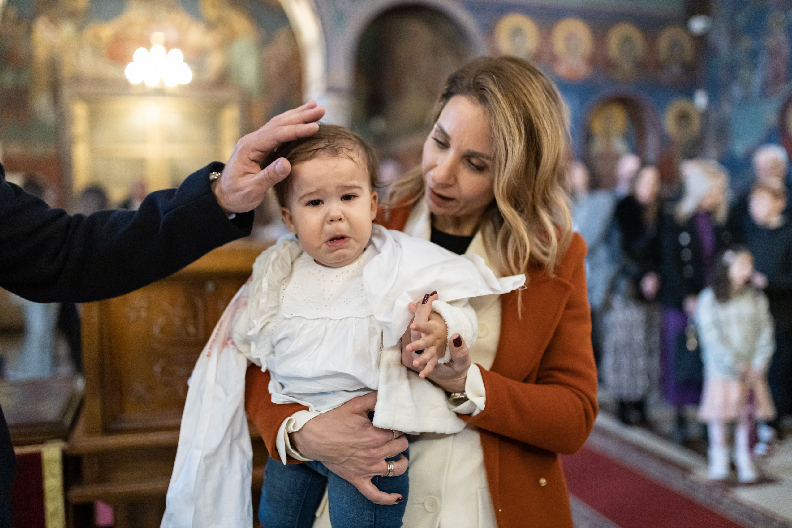 fotografija uplakane devojčice sa krštenja