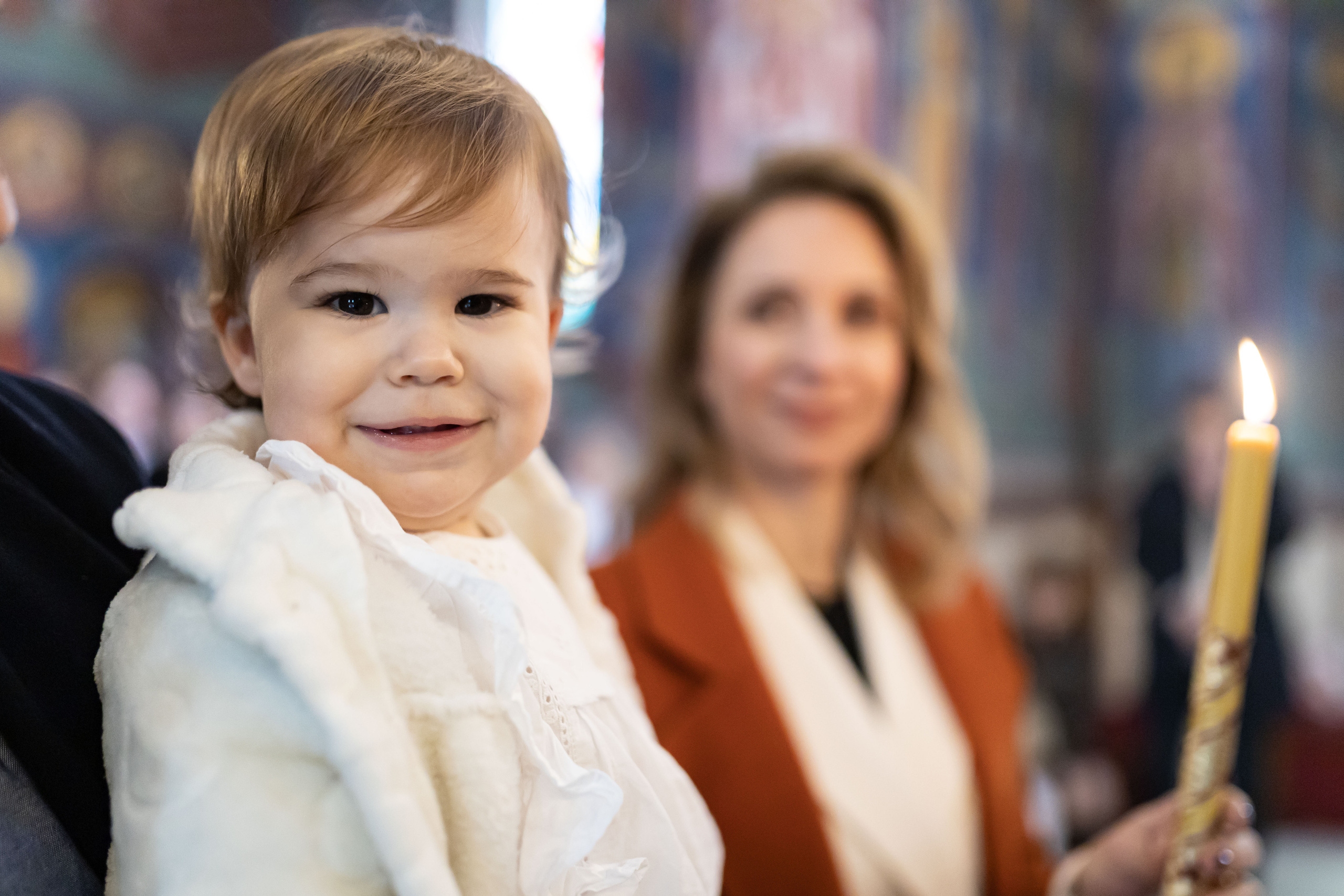 fotografija nasmejane male devojčice