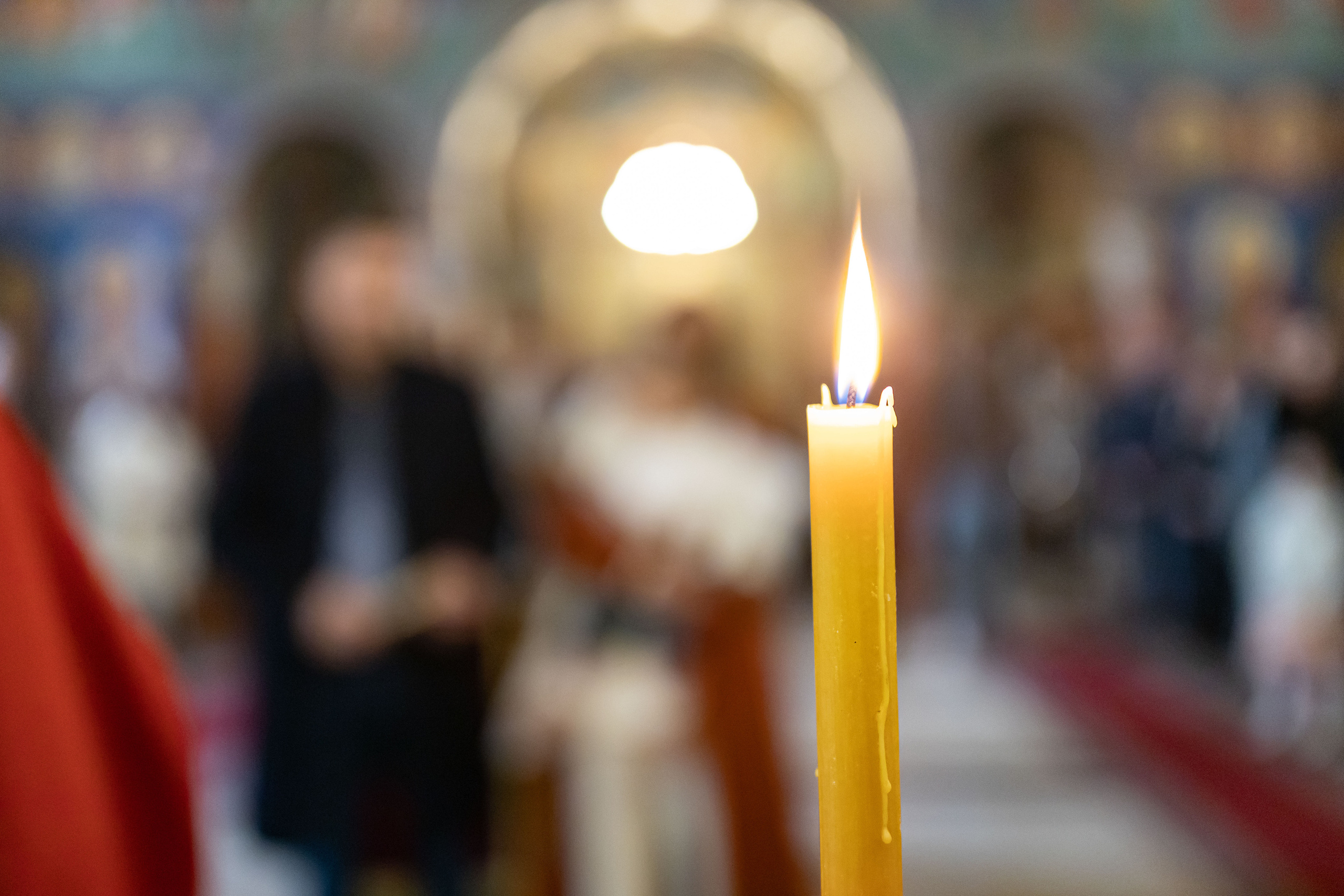 fotografija upaljene sveće sa krštenja