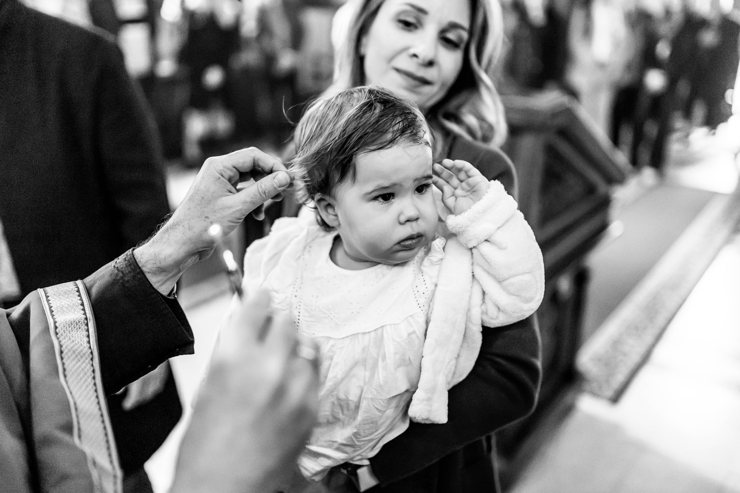 crno-bela otografija male devojčice sa krštenja