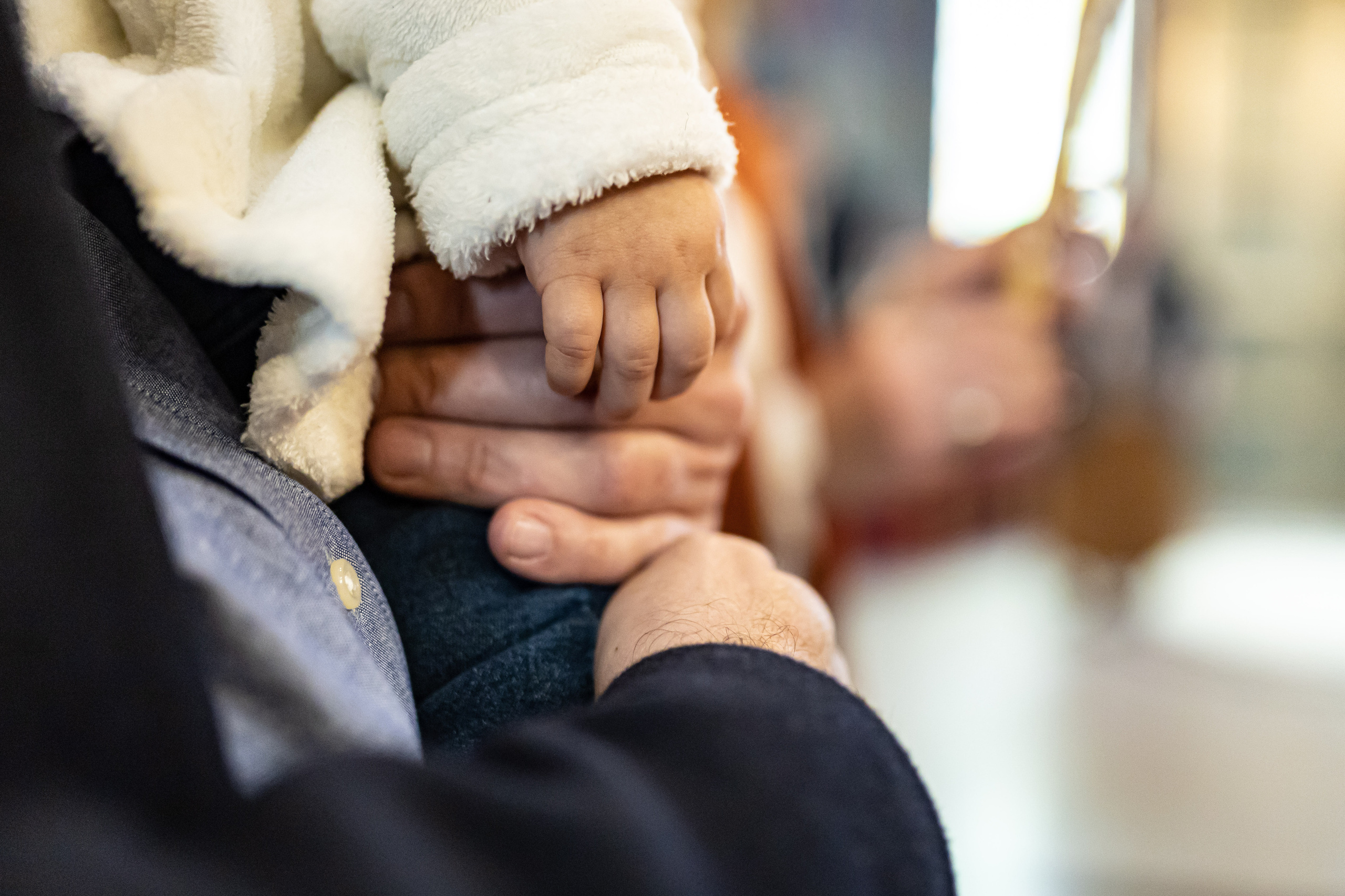 fotografija male ruke devojčice