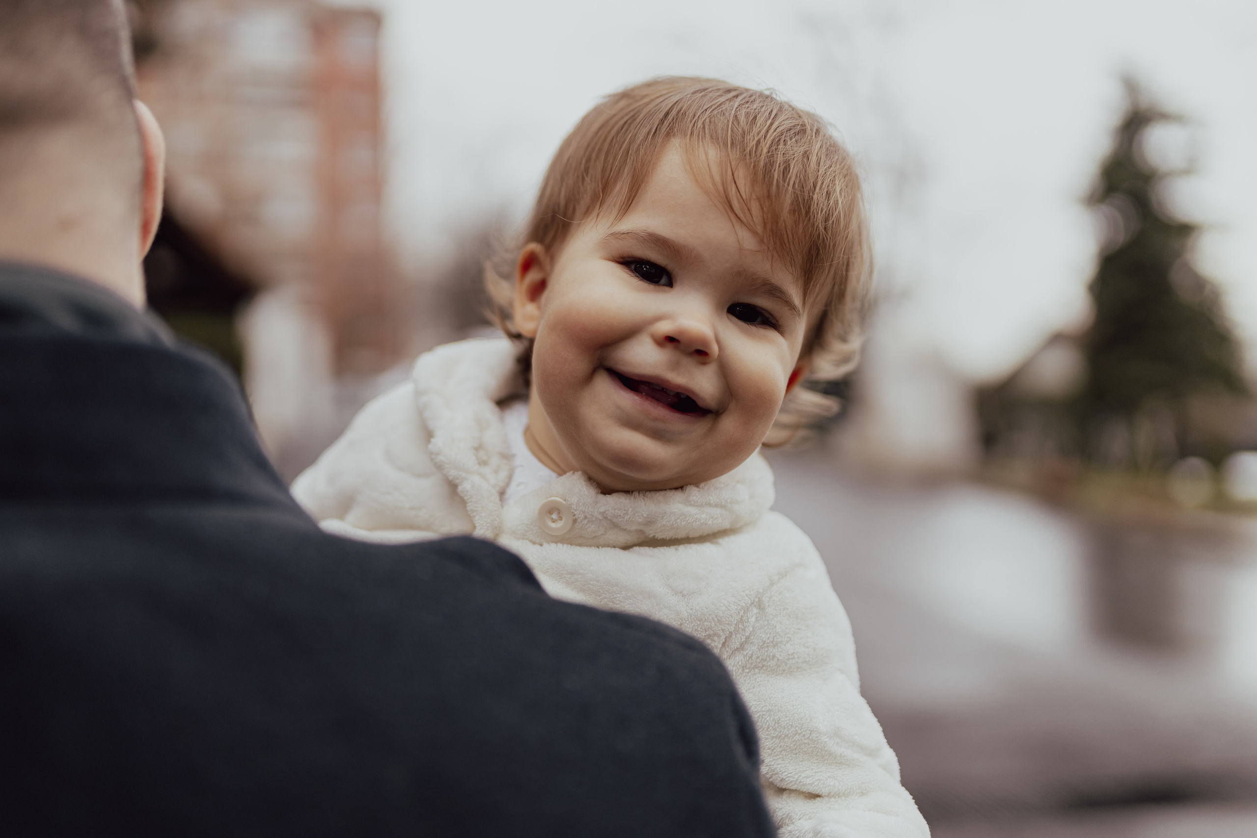 fotografija nasmejane devojčice