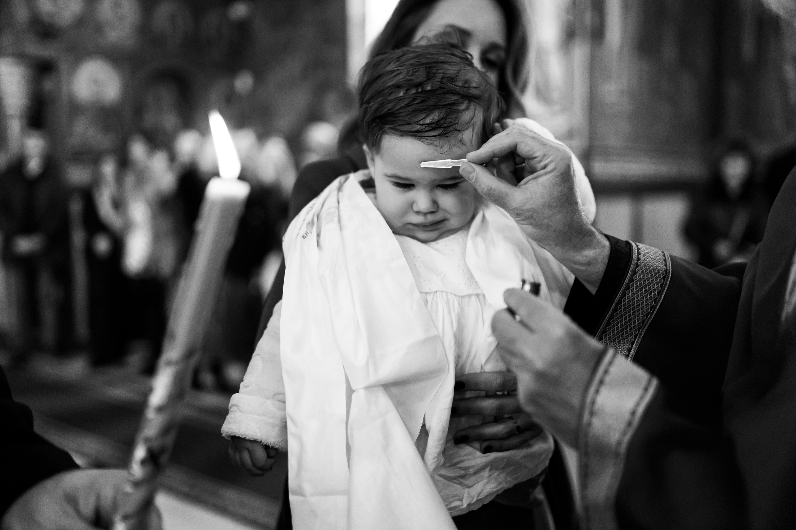 crno-bela fotografija devojčice sa krštenja