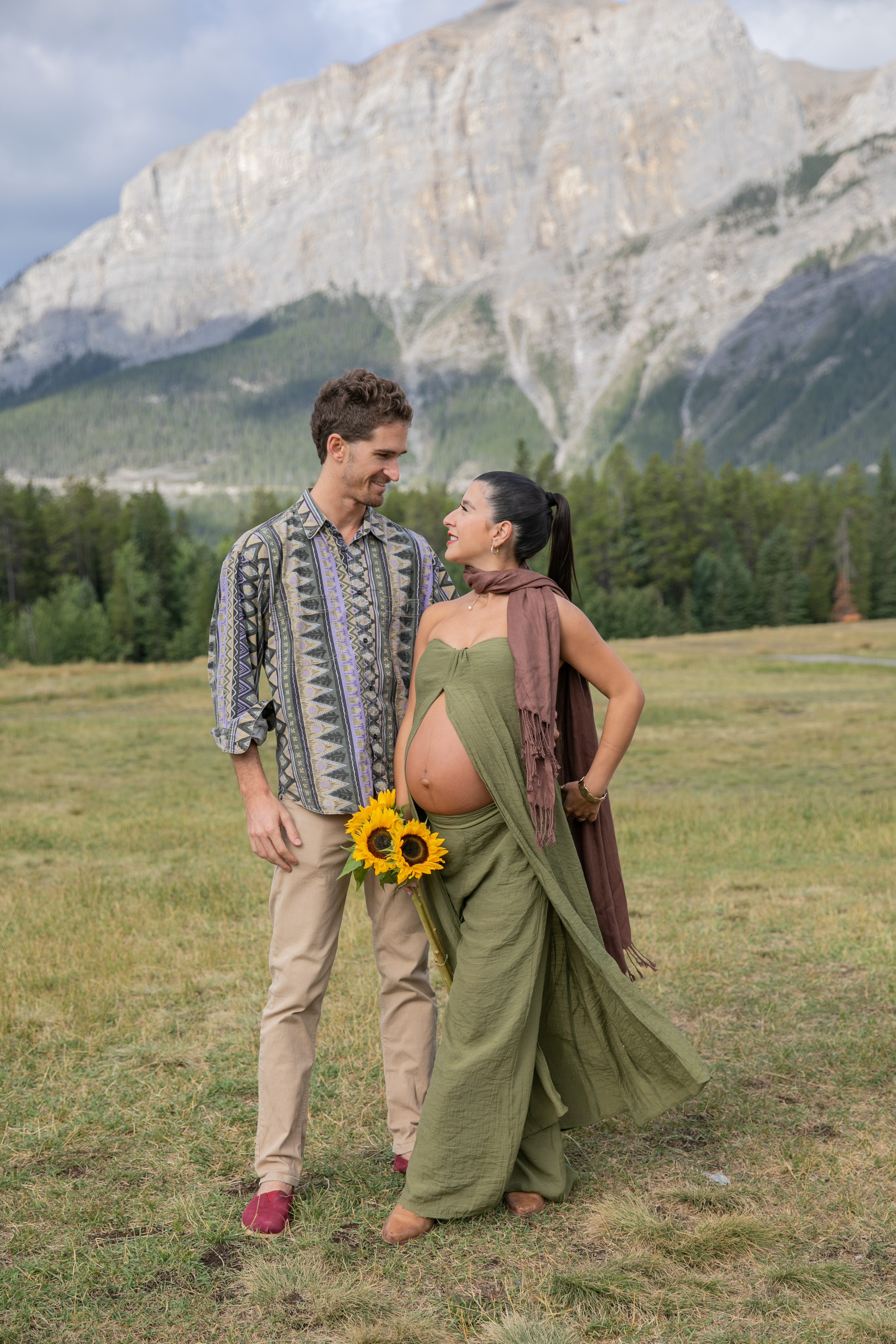 Maternity Photos — Canmore — Daniella. Fotografía accesible en Calgary