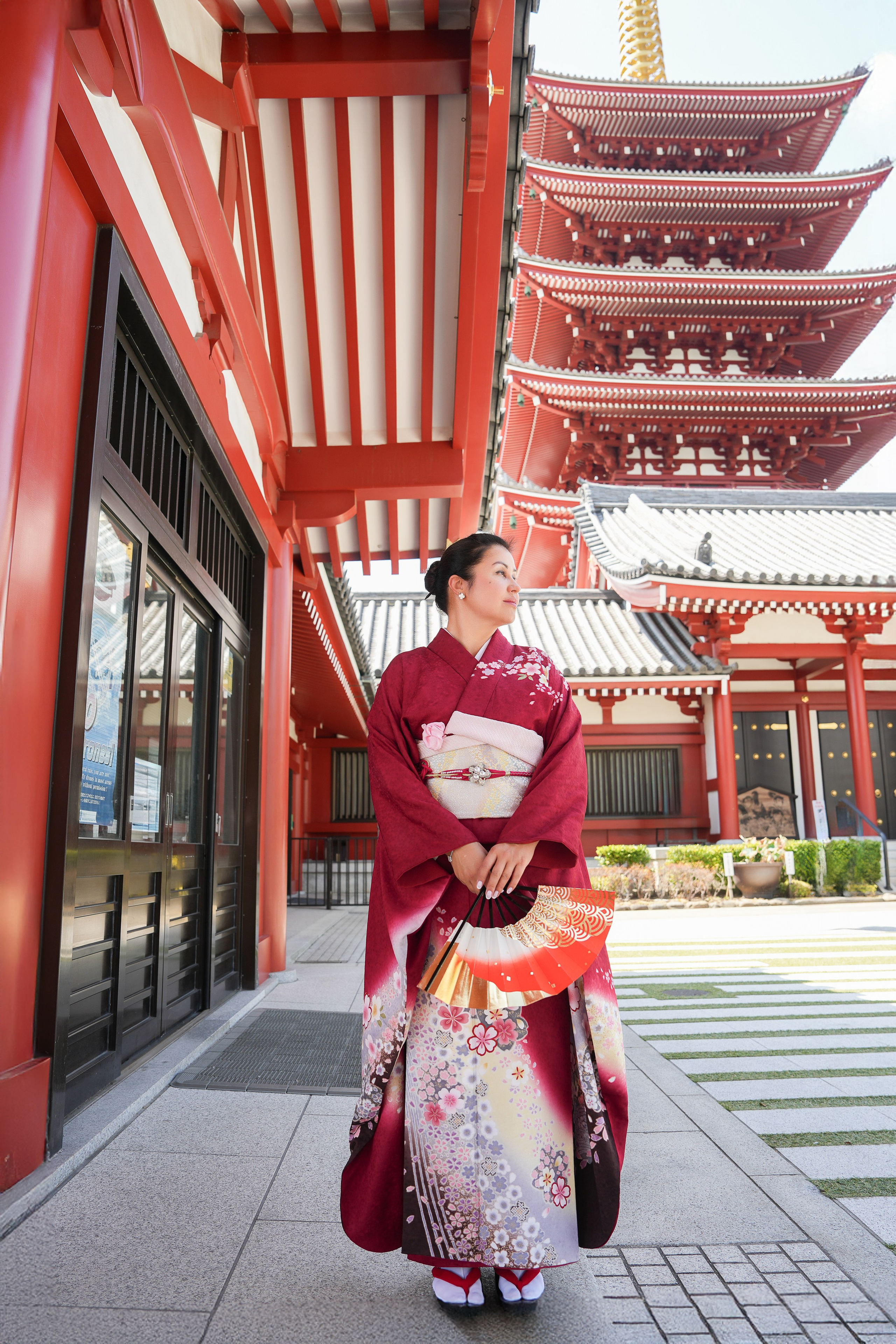 Фотосессия в кимоно у храма Сэнсодзи в Токио. Фотограф в Токио Япония