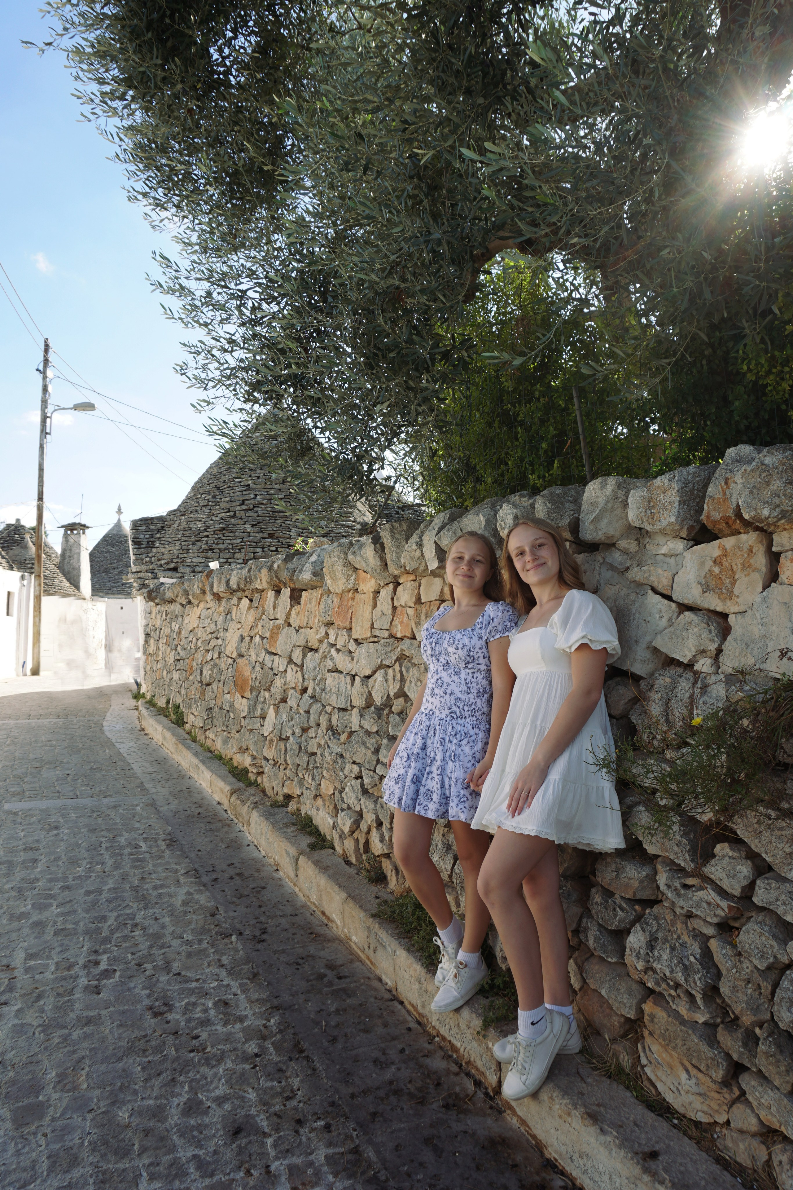Passeggiata ad Alberobello con turisti americani felici. Fotografa e Videografa in Puglia Sokhova Albina