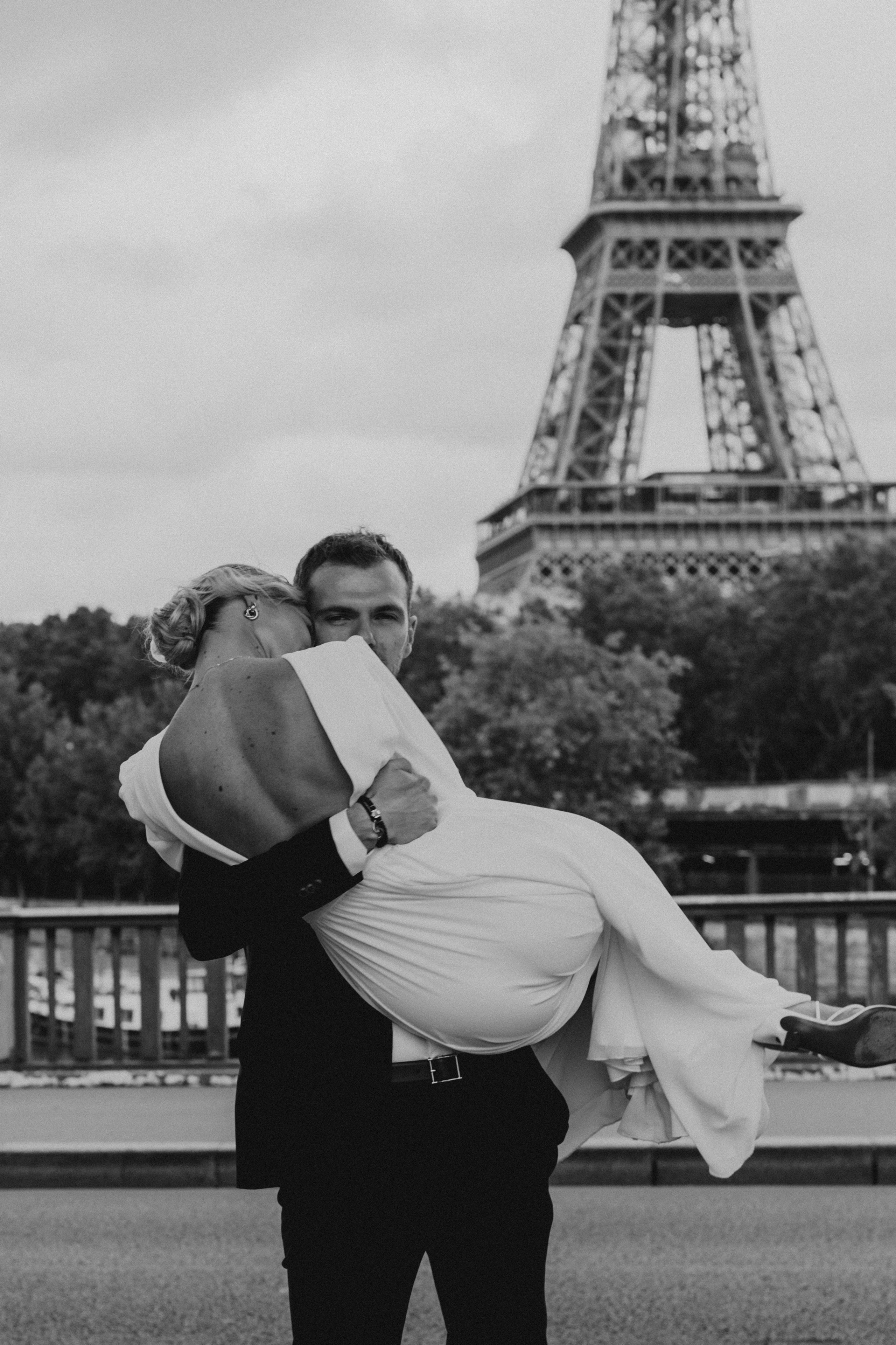Elopement à Paris près de la Tour Eiffel — une histoire en noir et blanc. Photographe de mariage à Paris