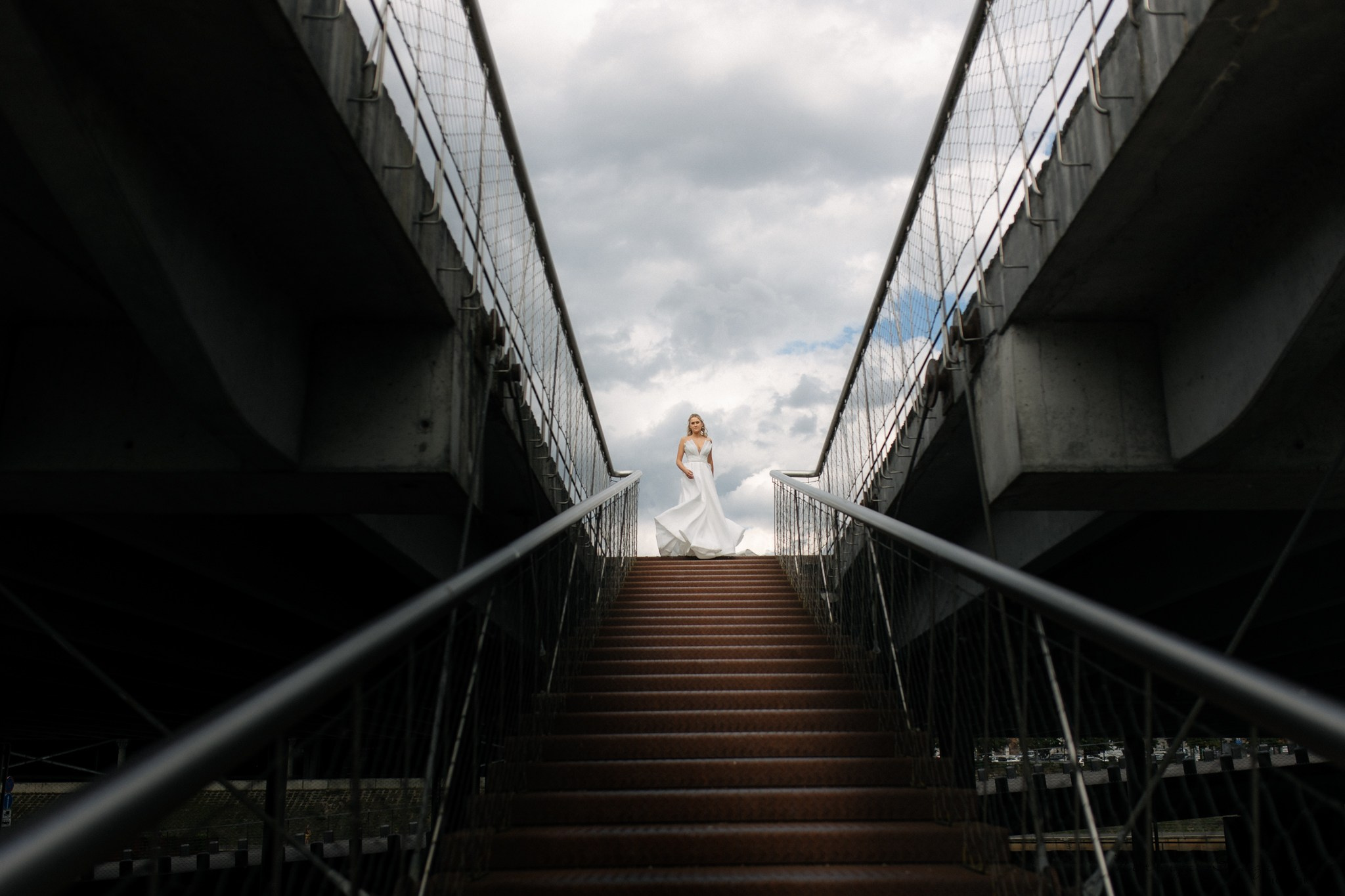 Vestuvinė fotosesija Kaune, Vienybės aikštėje, prie Lietuvos banko