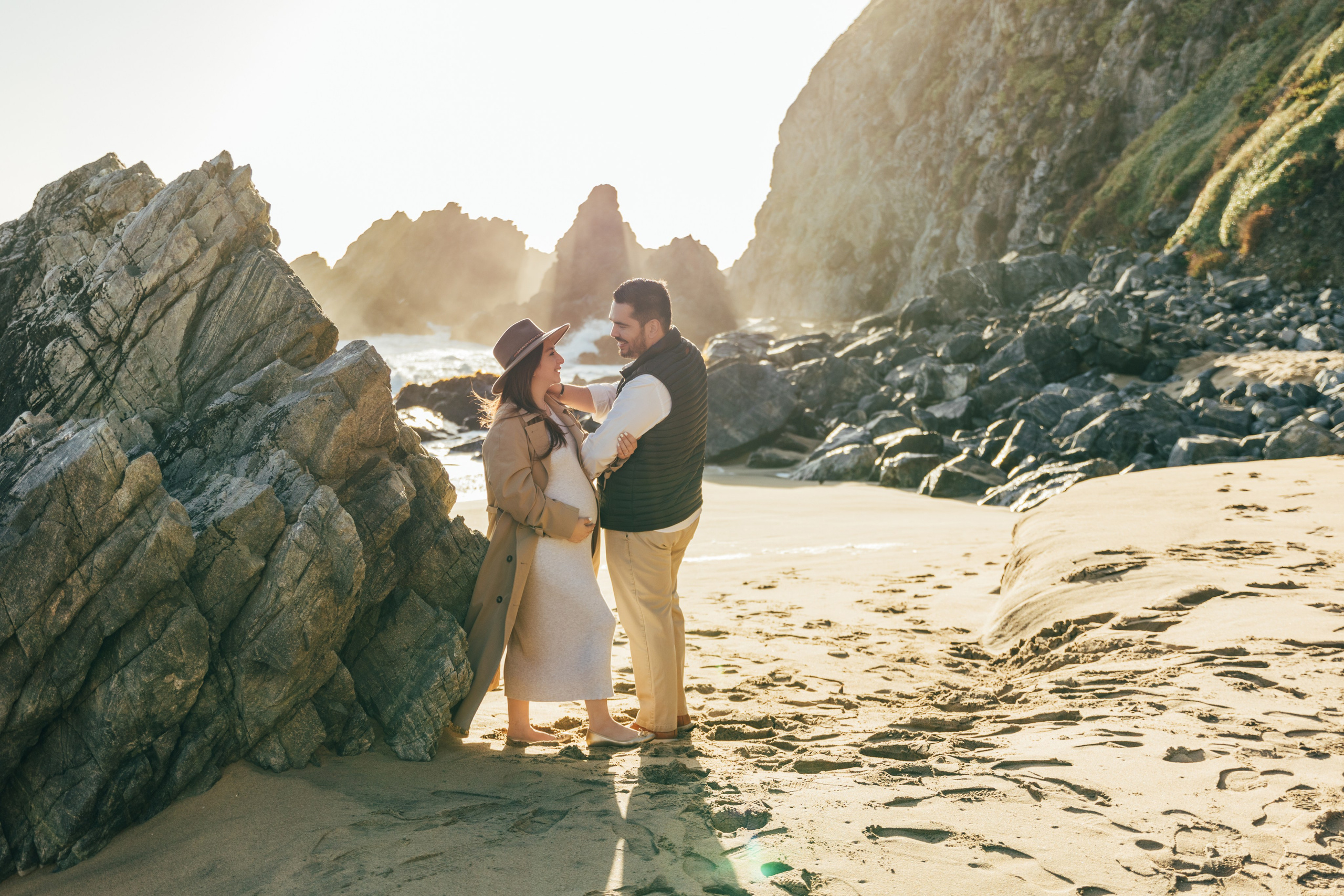 Sesión de embarazo en la playa — Luz suave y amor puro. Photographer in Santiago, Chile Anna Almazova
