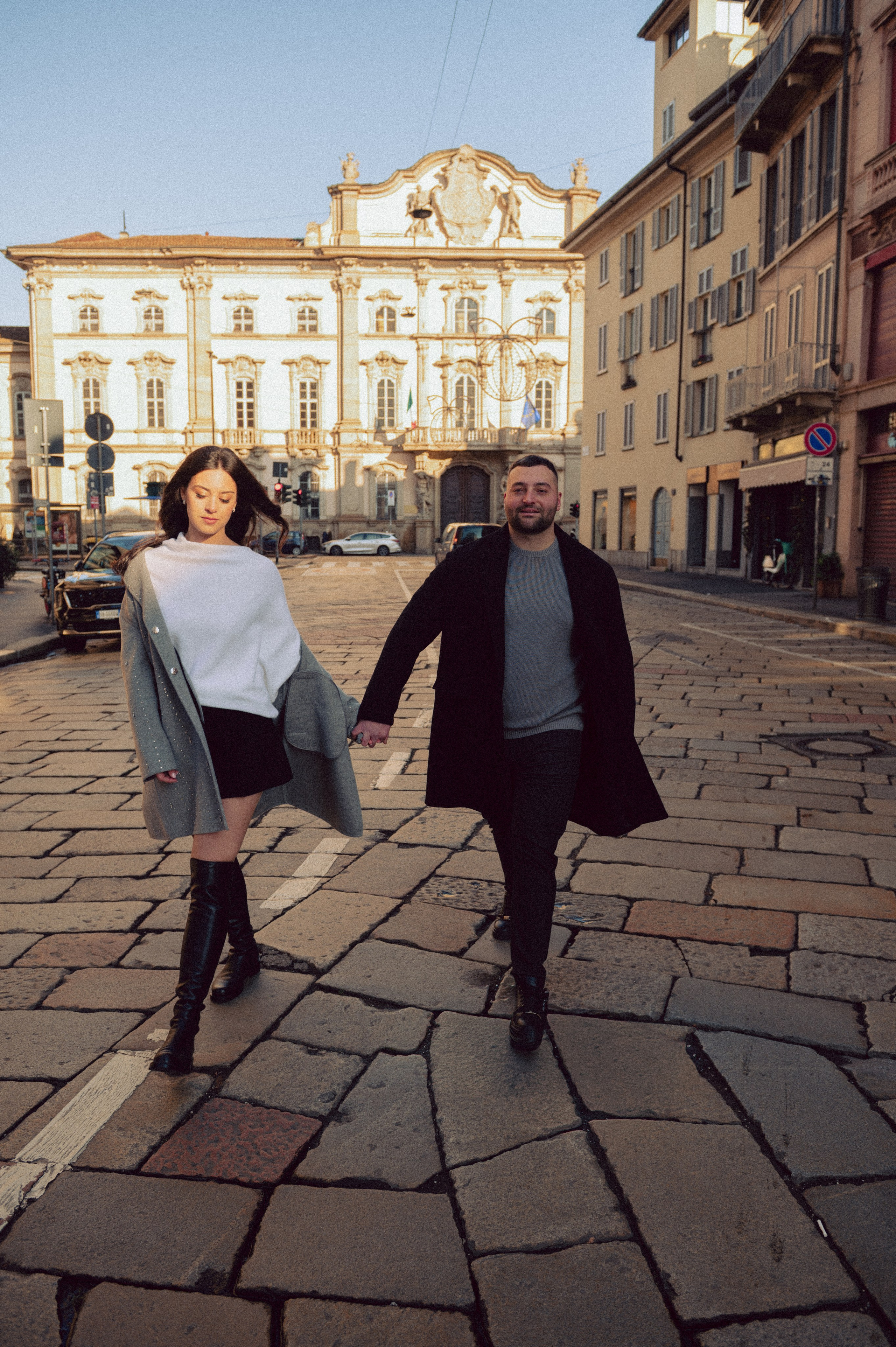 servizio fotografico coppia Milano, coppia innamorata Italia, fotografia naturale di coppia, coppia in movimento Milano, servizio fotografico spontaneo Milano, amore e viaggio Italia, servizio fotografico di coppia Milano, fotografia love story Milano, coppia romantica Italia, ritratto di coppia Milano, primo piano coppia innamorata, fotografia emozionale Milano,