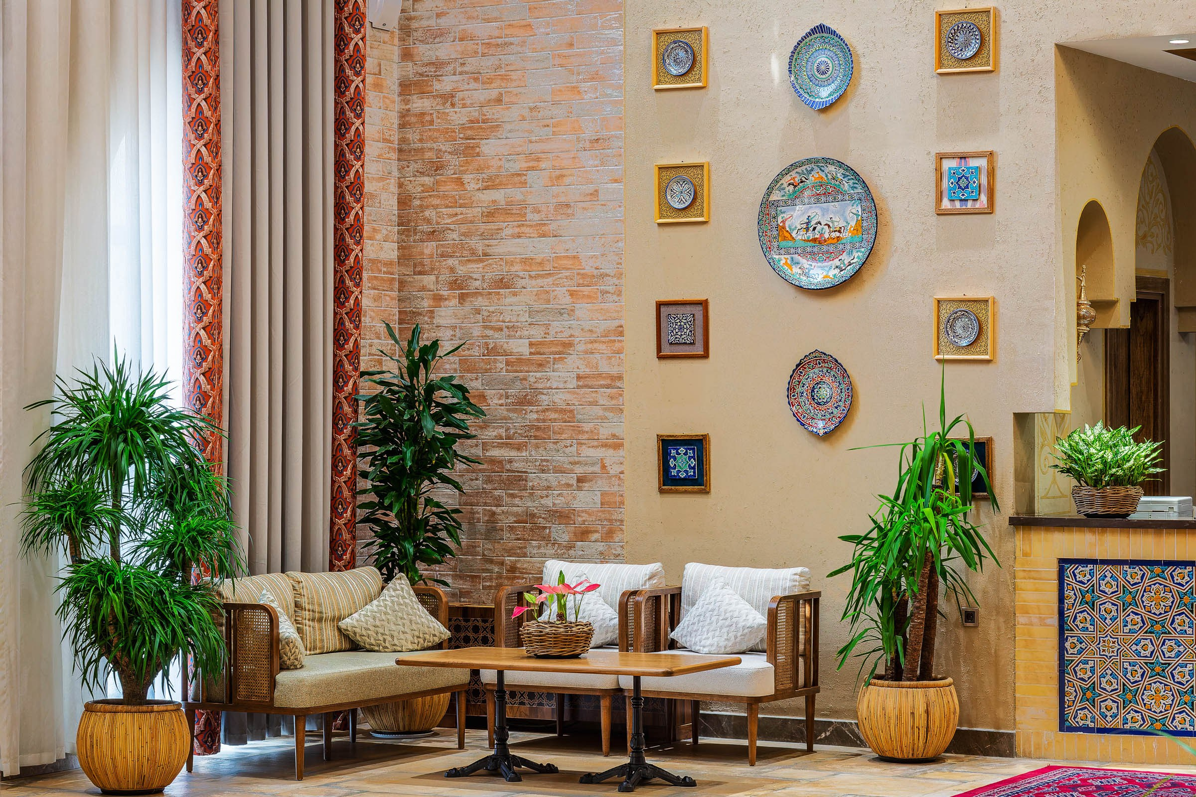 Интерьерный фотограф в Ташкенте — просторная кухня в светлых тонах