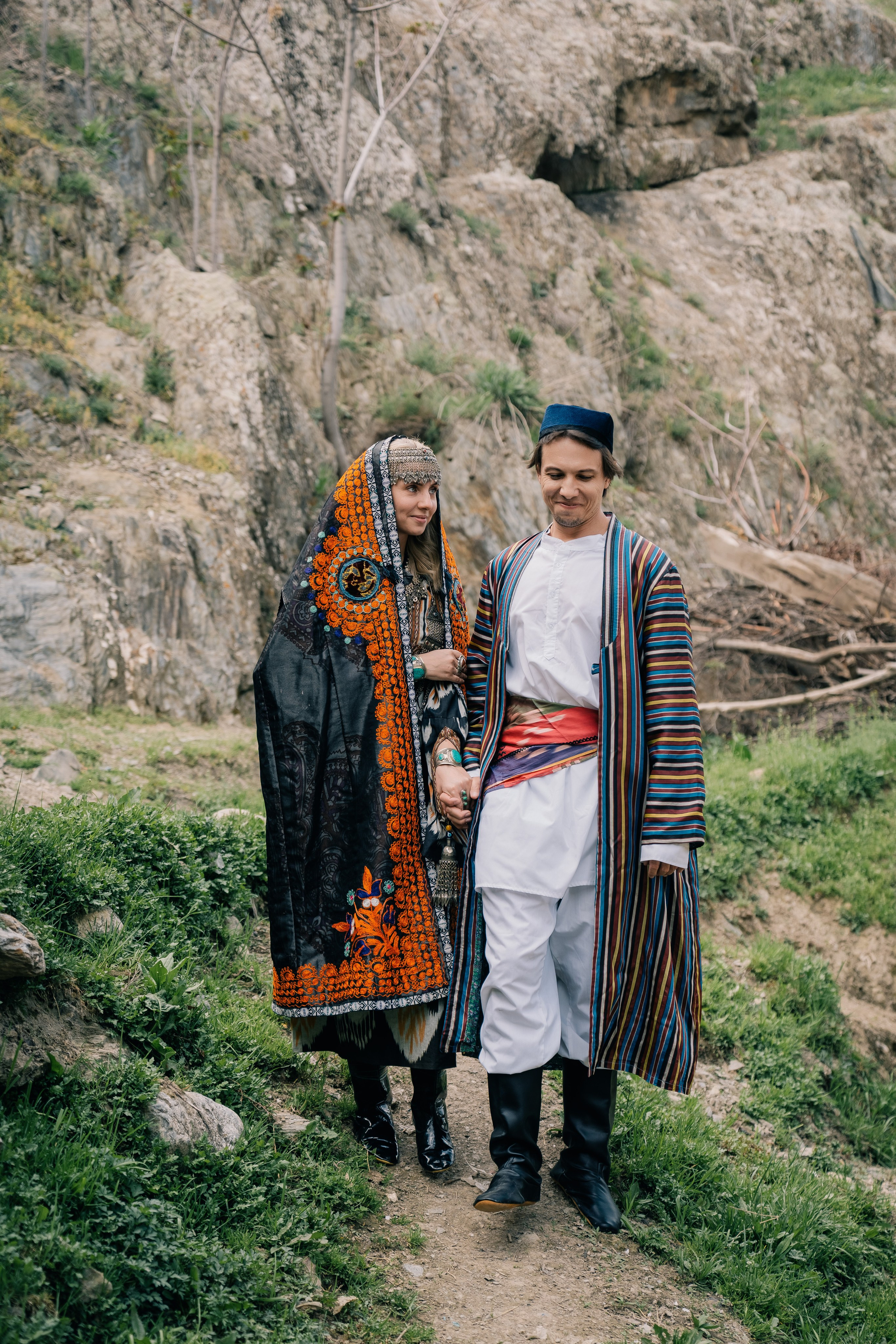 Национальные узбекские костюмы, площадь Регистан, романтическая фотосессия пары.