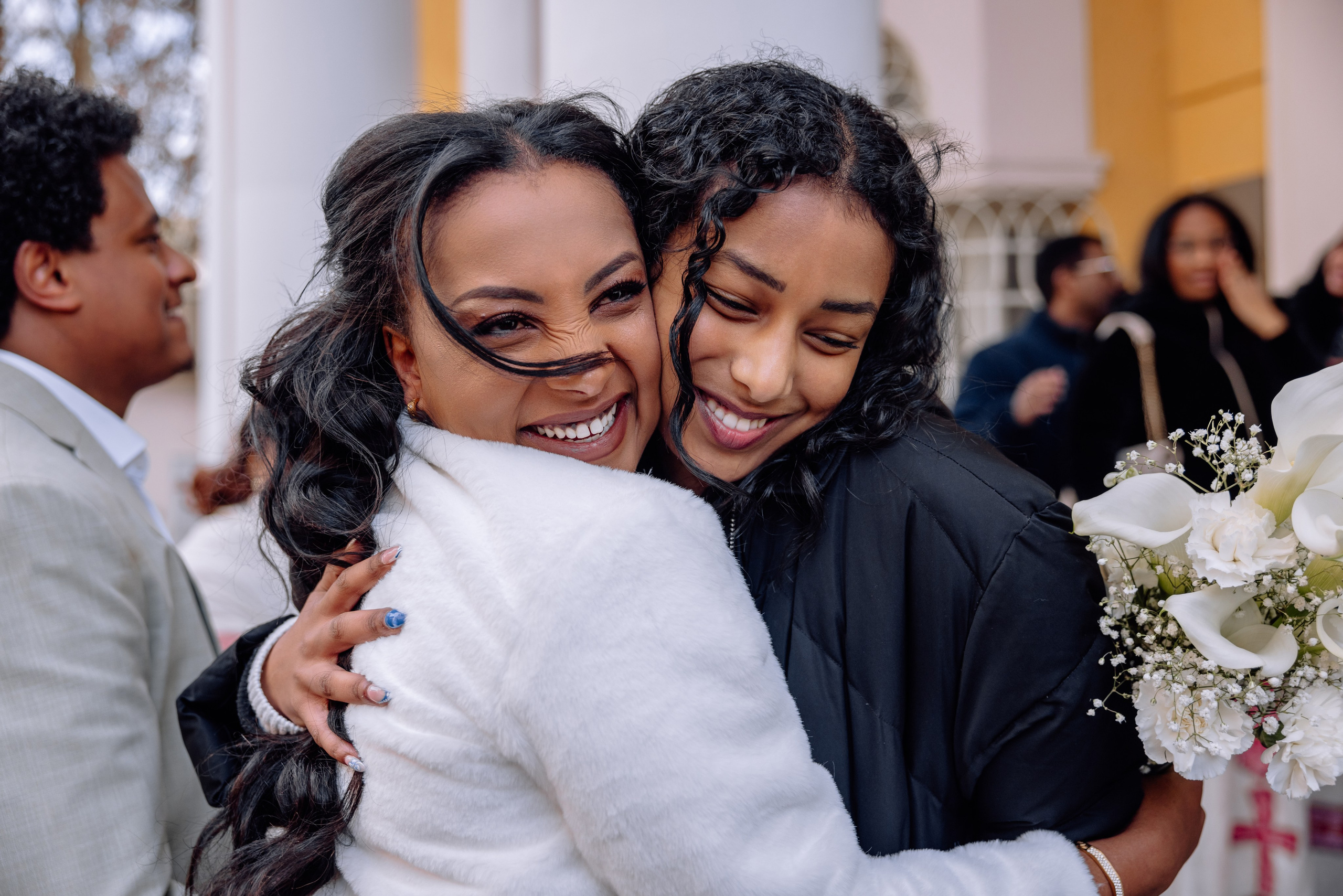 Braut umarmt Gäste vor Standesamt Mandlstraße 14 – Freude und Glück