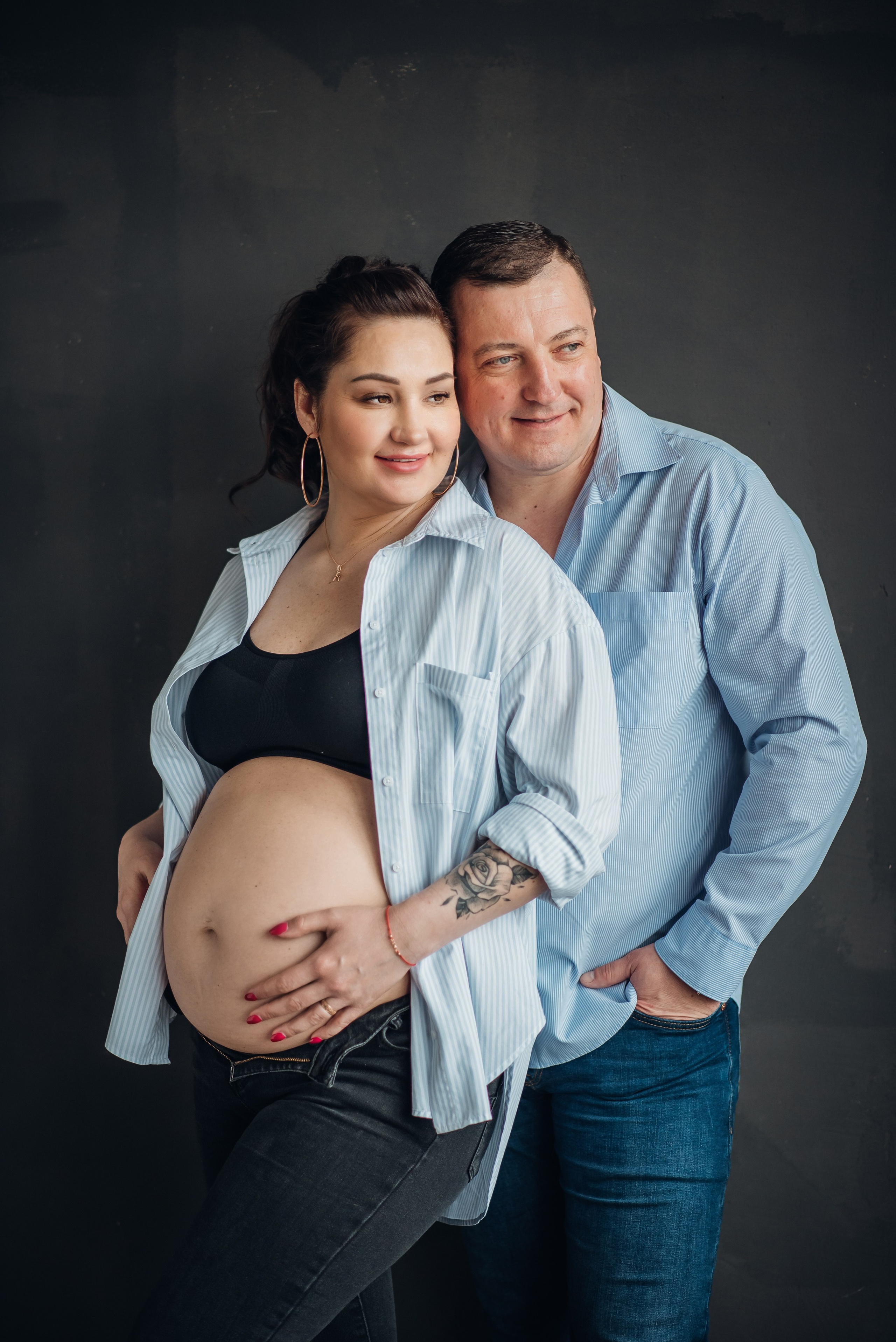 Fotosesijos studijoje. Aukse Stravi fotografė