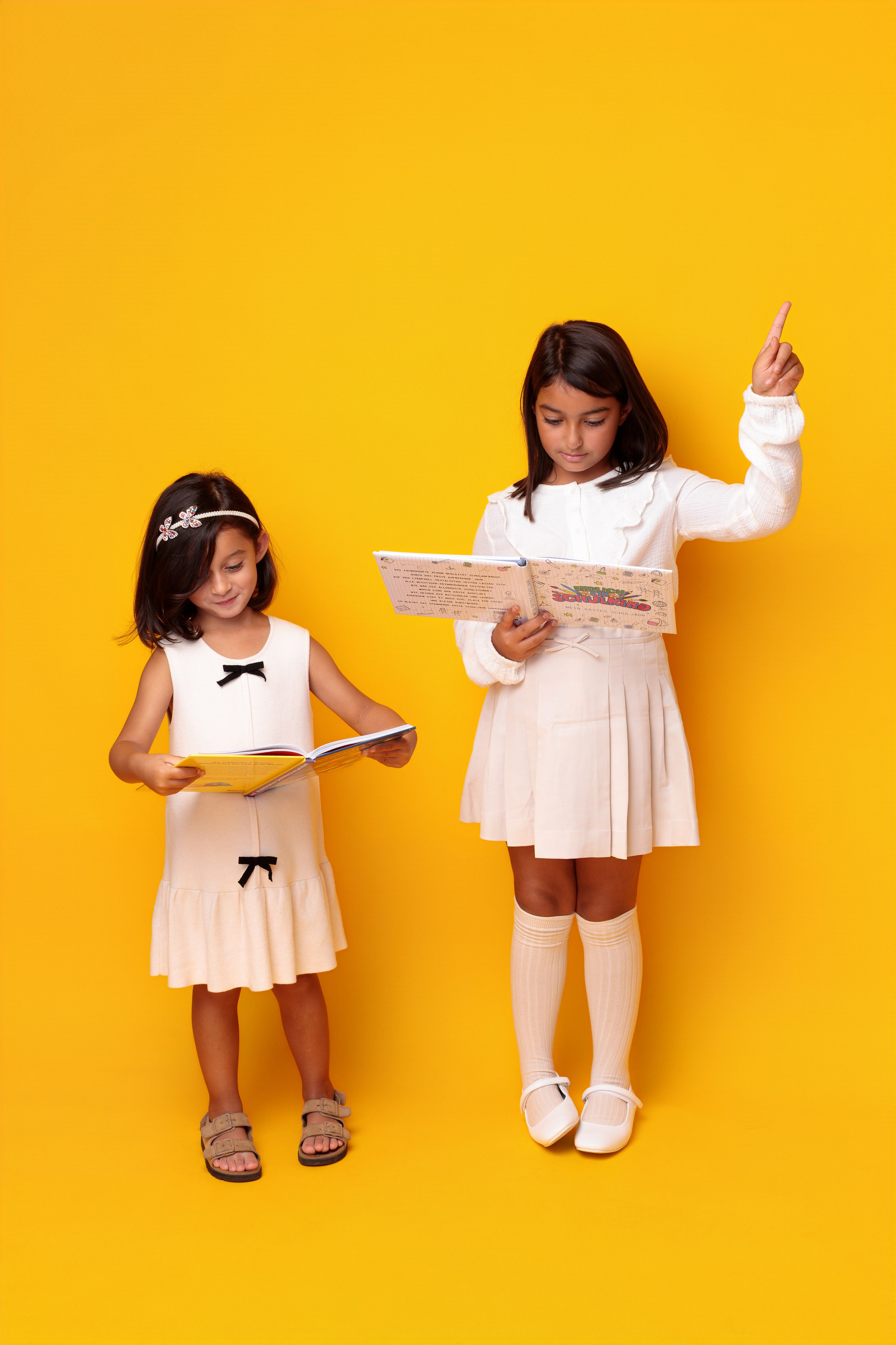 Familienfotografie Heidelberg – Familie mit zwei Kindern umarmt sich im Fotostudio, LAV Fotostudio