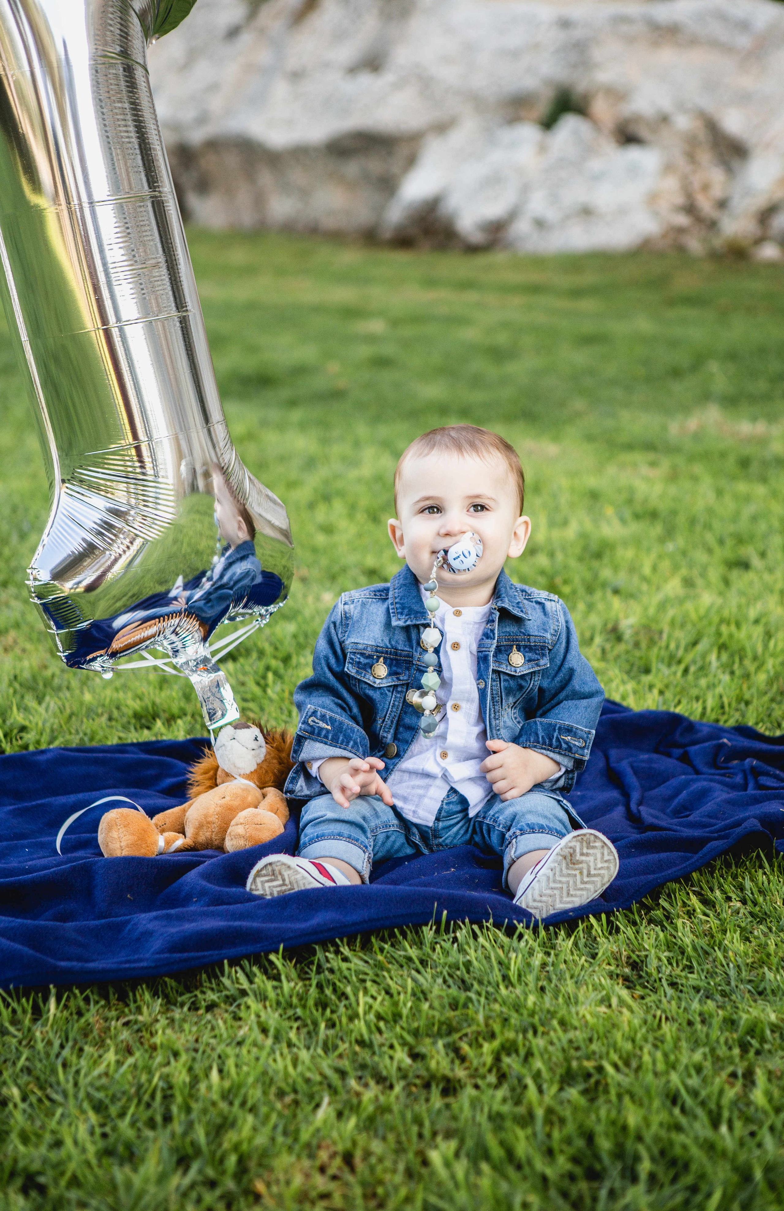 AT THE WALLS OF THE OLD CITY. PHOTOGRAPHER IN ISRAEL