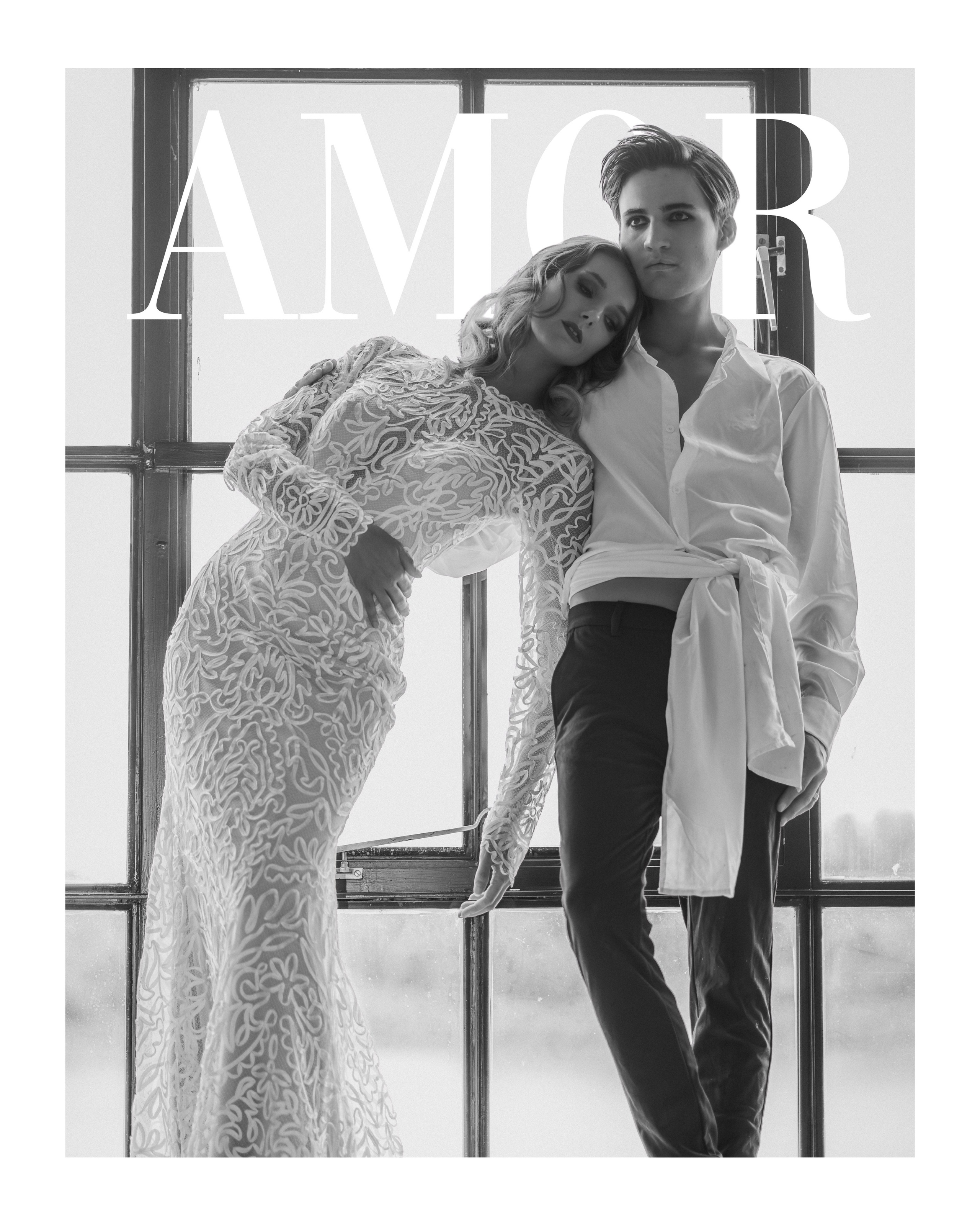 Kapture Fotografie - Zwart-wit huwelijksfoto in Vogue-stijl van een bruid en bruidegom, tijdloze en elegante huwelijksfotografie met focus op emotie.