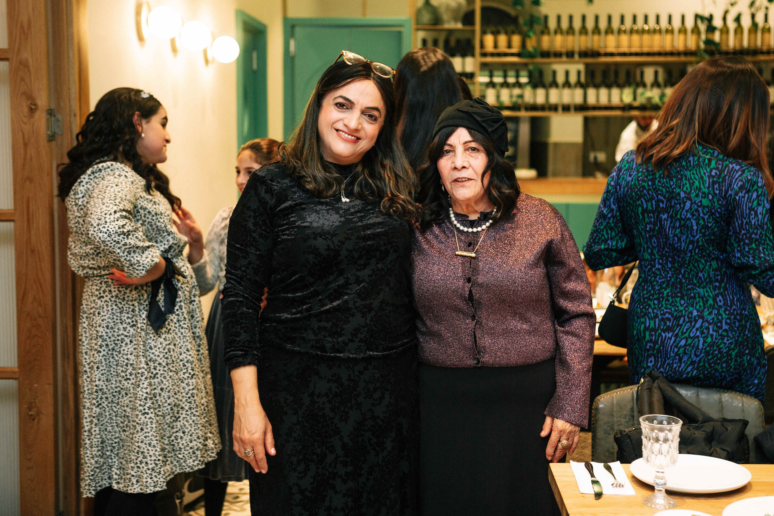 PARTY IN A RESTAURANT WITH THE WHOLE FAMILY. Https://shi-photo.com/