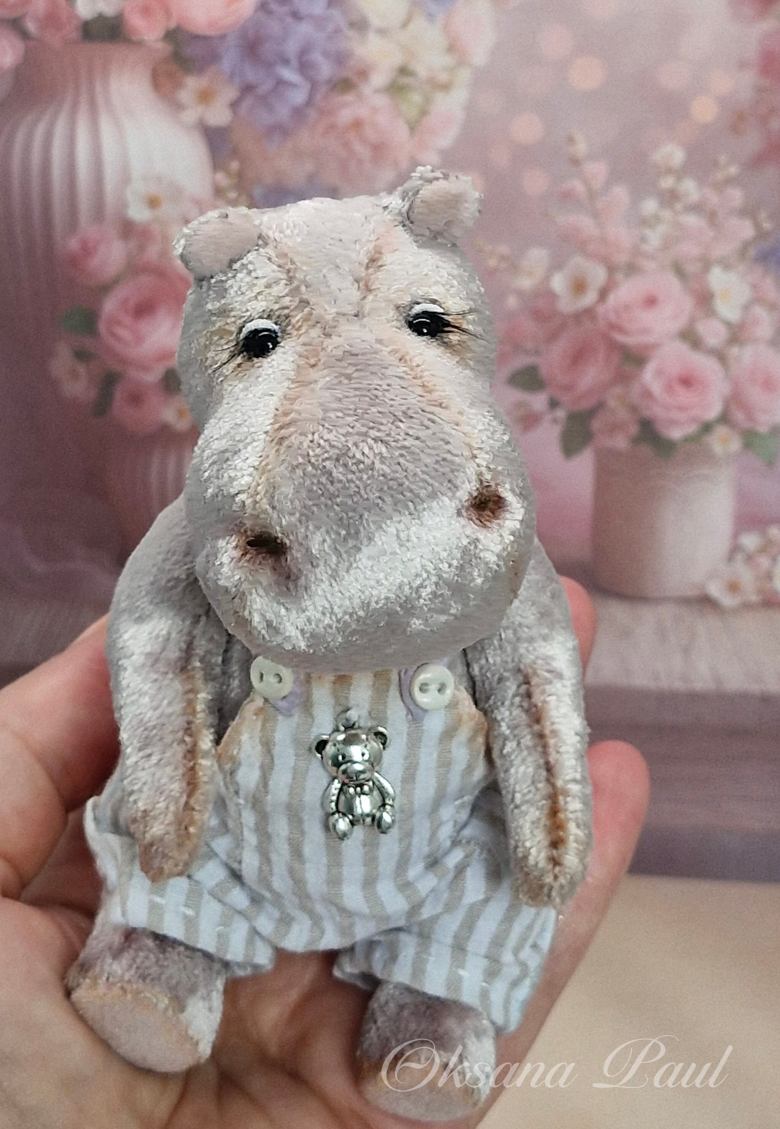 бегемот игрушка, мама с малышом, игрушка в стиле тедди, мягкая игрушка ручной работы, коллекционная игрушка, плюшевый бегемот, handmade hippo, teddy style, авторская игрушка, тедди игрушка, игрушки оксана пауль, миниатюра сумочка из полимерной глины, polymer clay bag, soft sculpture, collectible toy, handmade gift, авторская коллекция