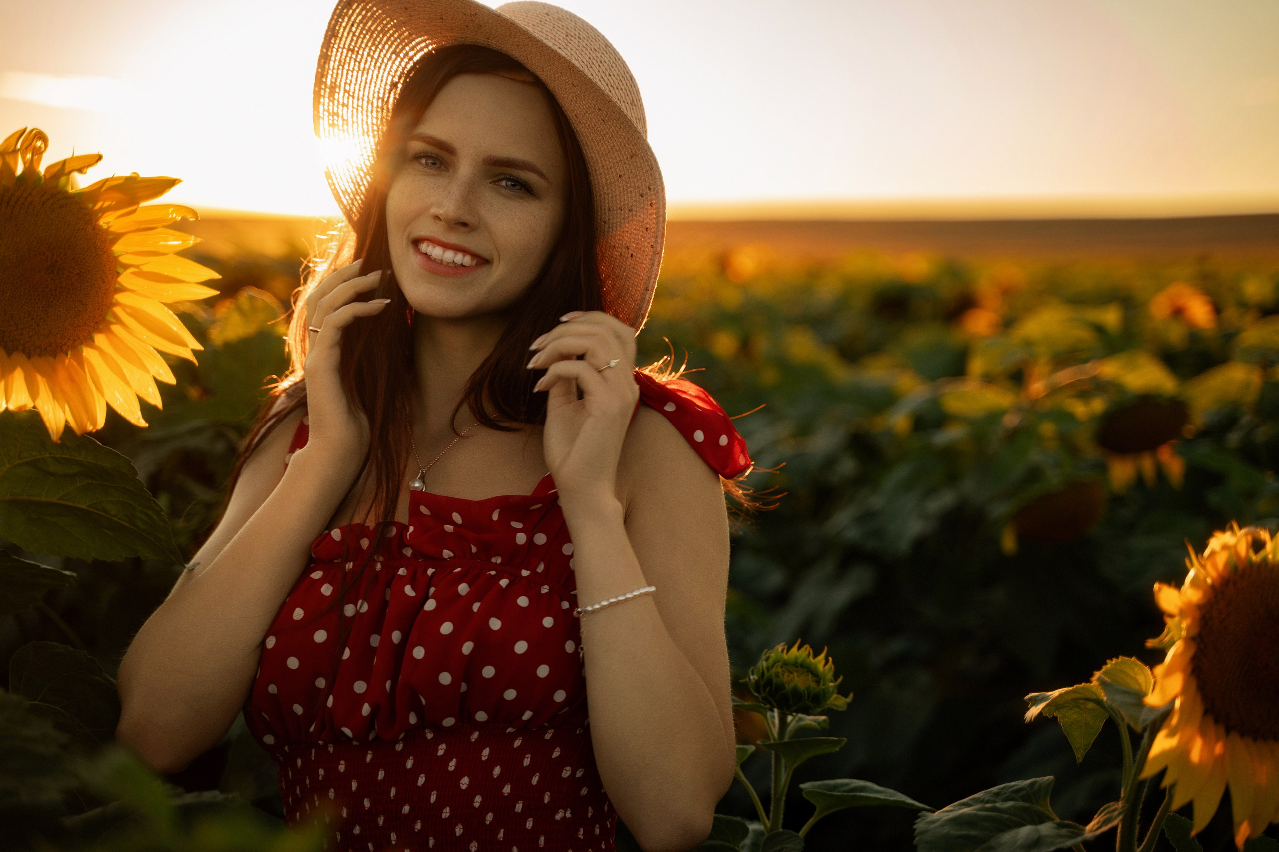 Marbella photographer captures beautiful female model at sunset in sunflower field