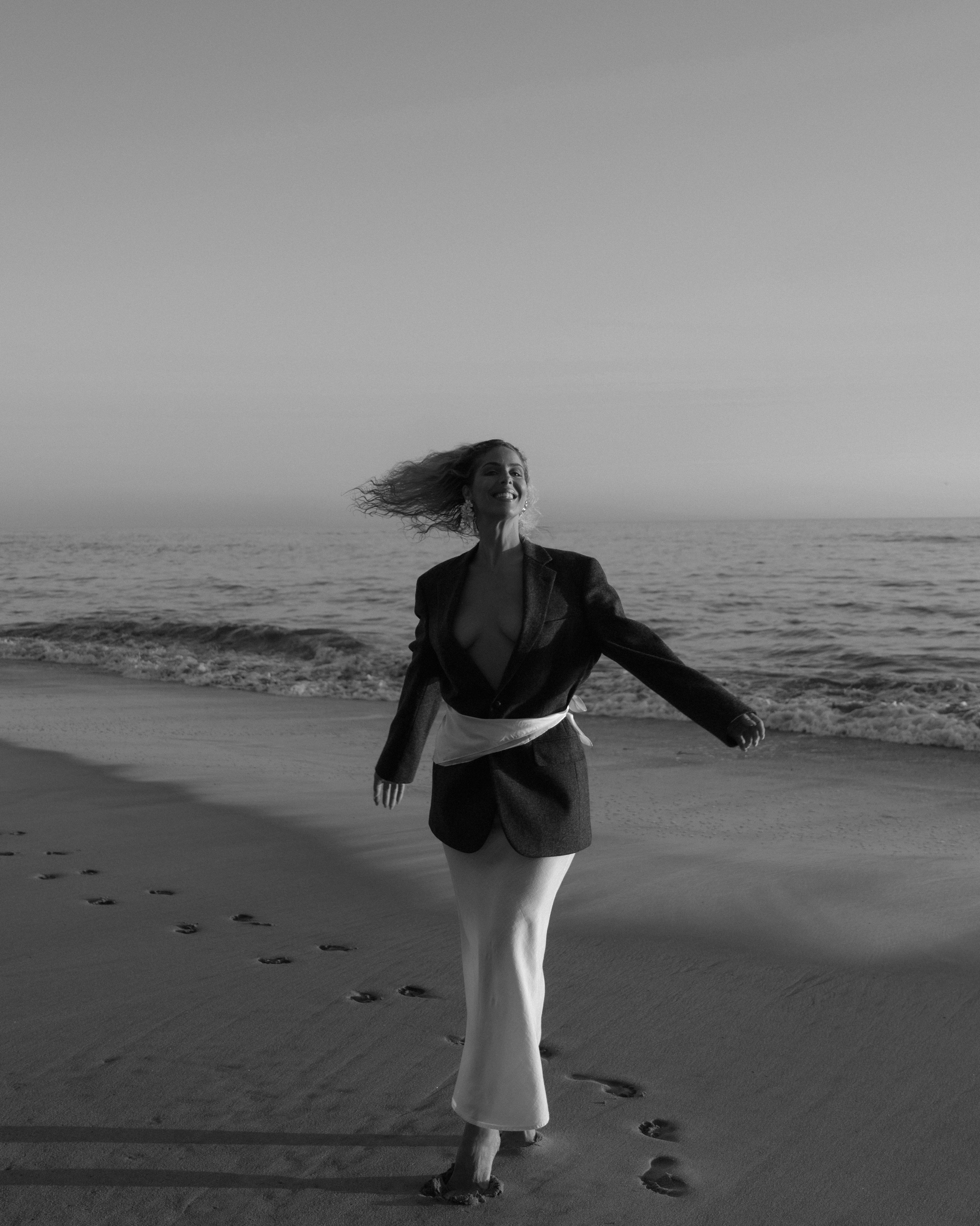 Black and white portrait on the beach, personalized photoshoot highlighting model's style and beauty