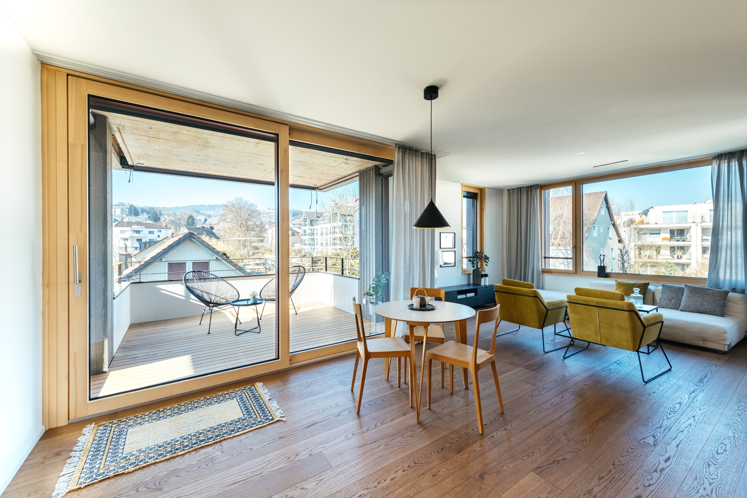 Wohnung, DIELSDORF, Kt. ZÜRICH. Hallo! Ich bin Elena und arbeite als Immobilienfotografin