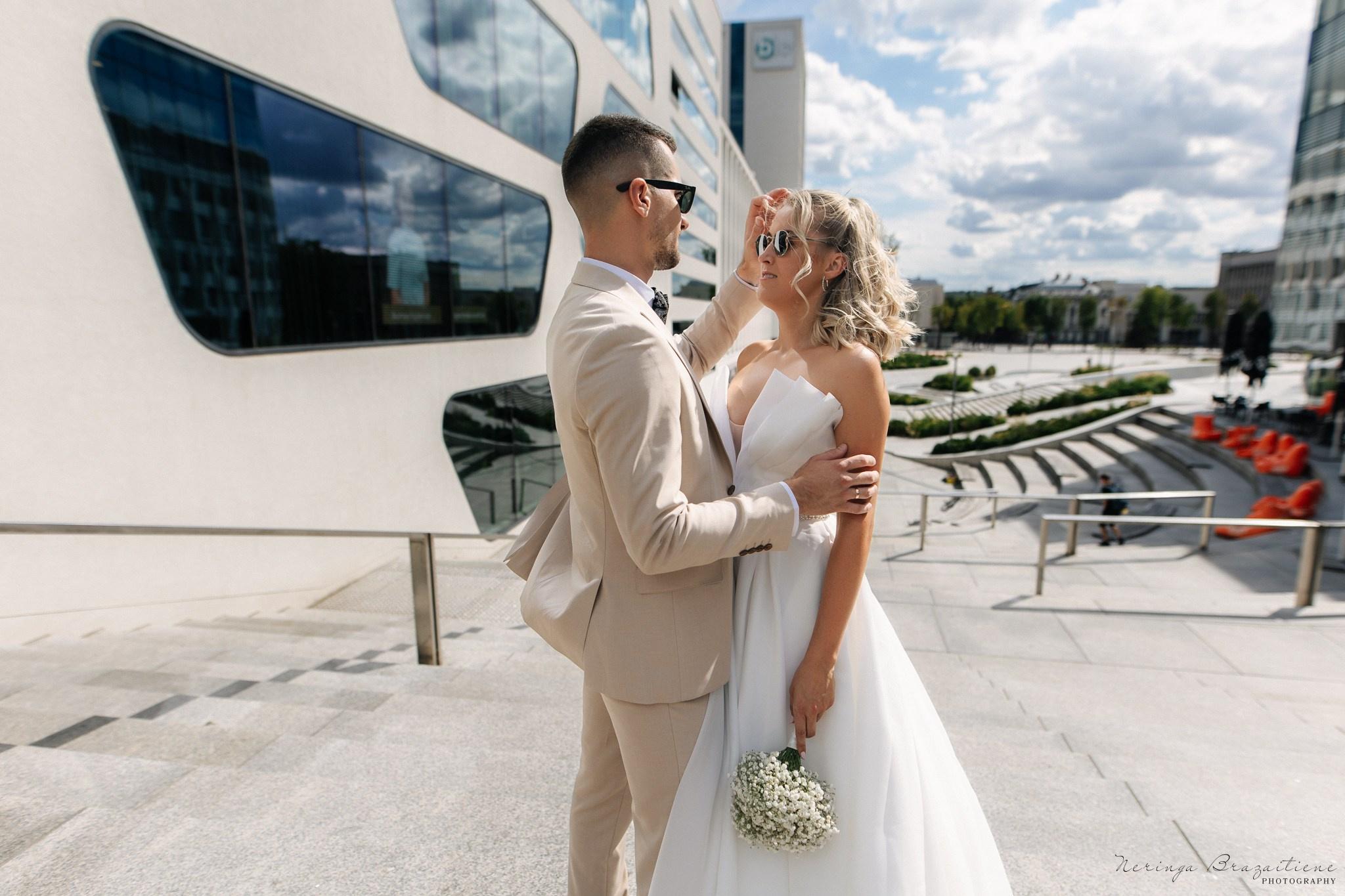 Vestuvinė fotosesija Kaune, Vienybės aikštėje, prie Lietuvos banko