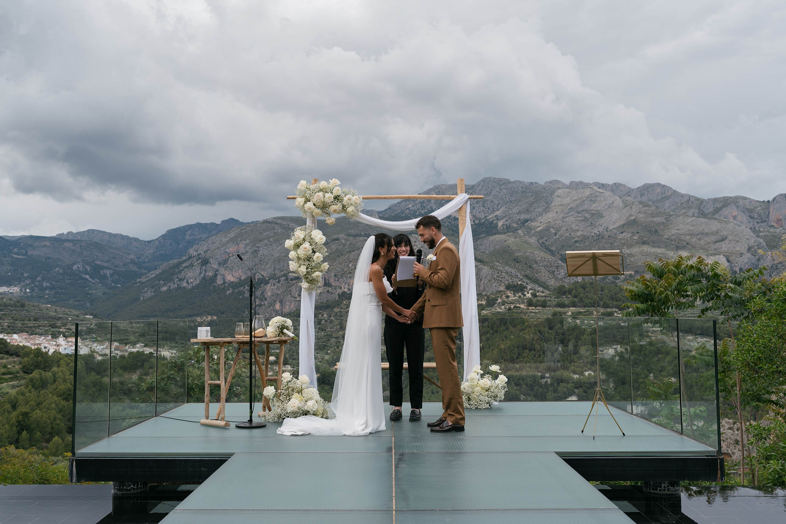 Sarah and Theo — VIVOOD. Fotógrafos de bodas de destino y creadores de contenido con base en España