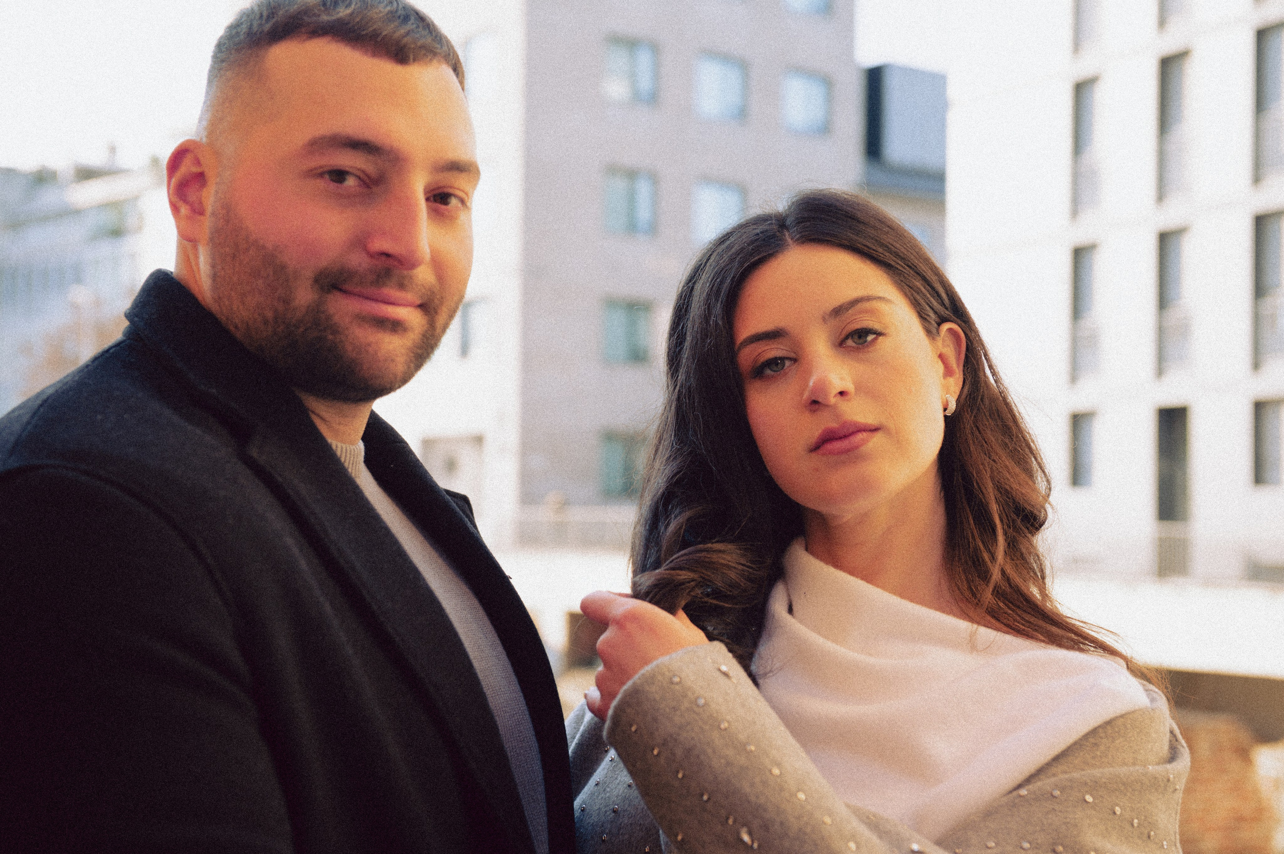 servizio fotografico coppia Milano, coppia innamorata Italia, fotografia naturale di coppia, coppia in movimento Milano, servizio fotografico spontaneo Milano, amore e viaggio Italia, servizio fotografico di coppia Milano, fotografia love story Milano, coppia romantica Italia, ritratto di coppia Milano, primo piano coppia innamorata, fotografia emozionale Milano,