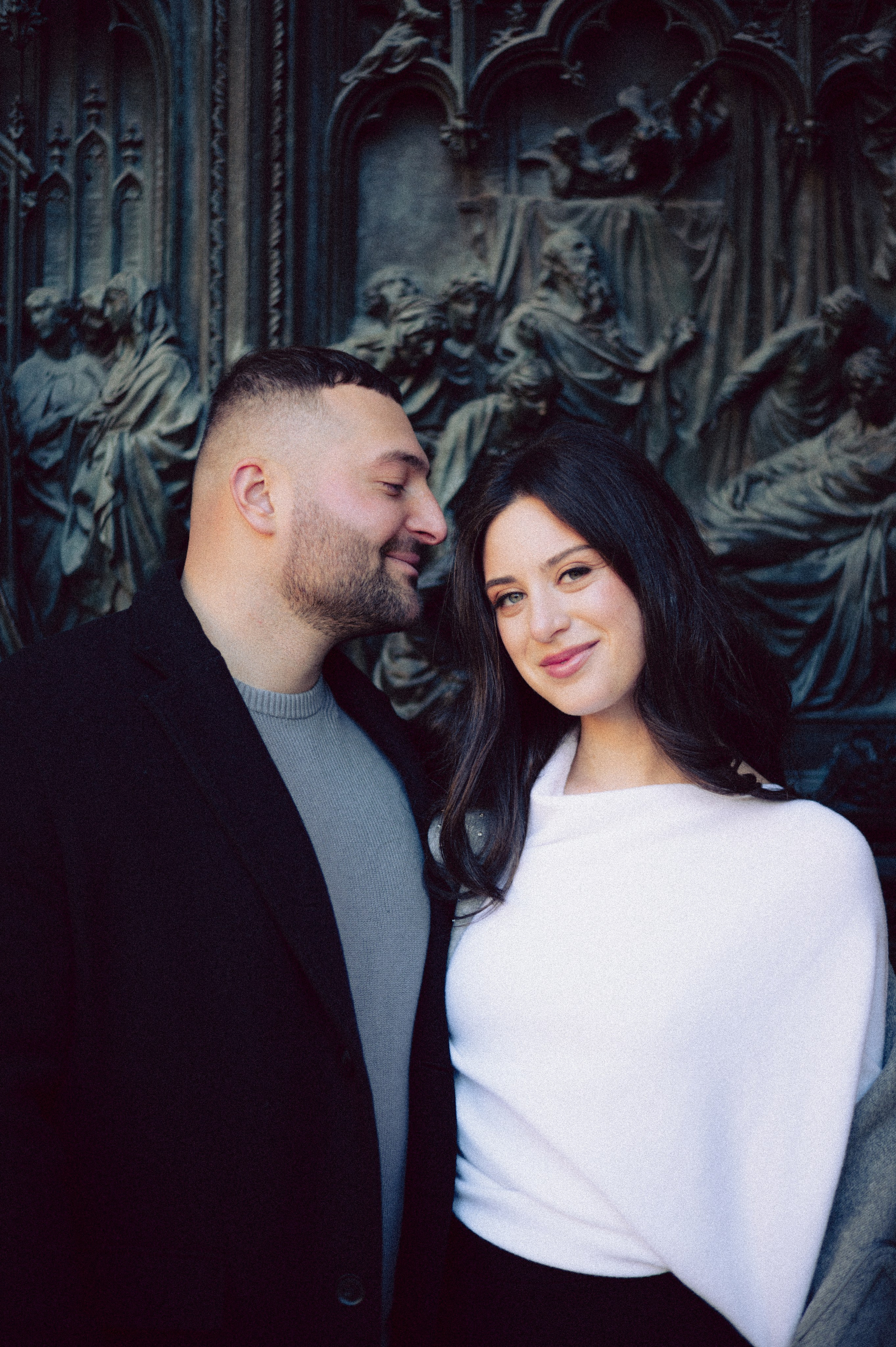 Coppia elegante davanti a una porta artistica a Milano, ritratto romantico con forte atmosfera cinematografica. servizio fotografico coppia Milano, coppia innamorata Italia, fotografia naturale di coppia, coppia in movimento Milano, servizio fotografico spontaneo Milano, amore e viaggio Italia, servizio fotografico di coppia Milano, fotografia love story Milano, coppia romantica Italia, ritratto di coppia Milano, primo piano coppia innamorata, fotografia emozionale Milano,