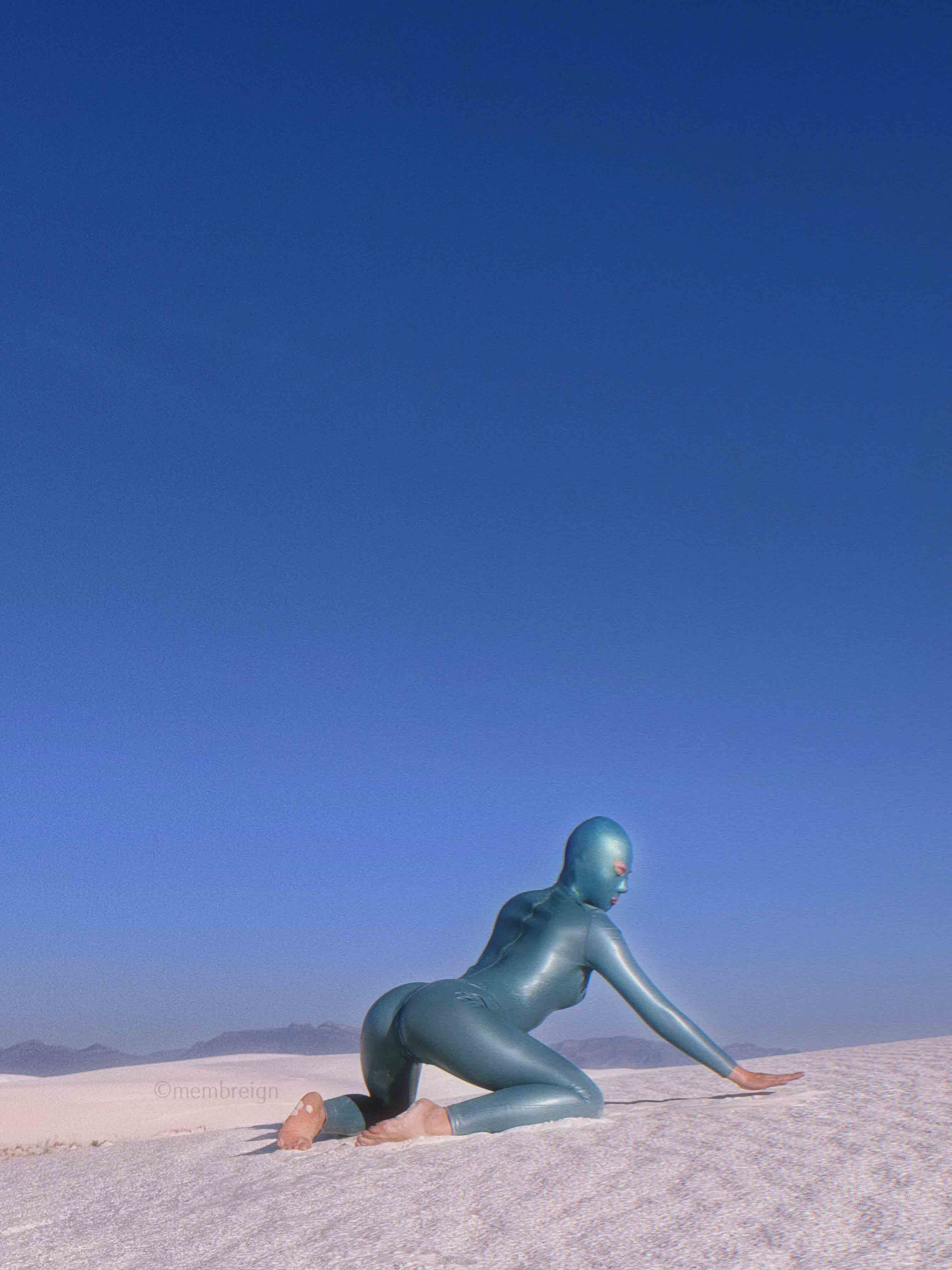 The woman in the dunes. Membreign