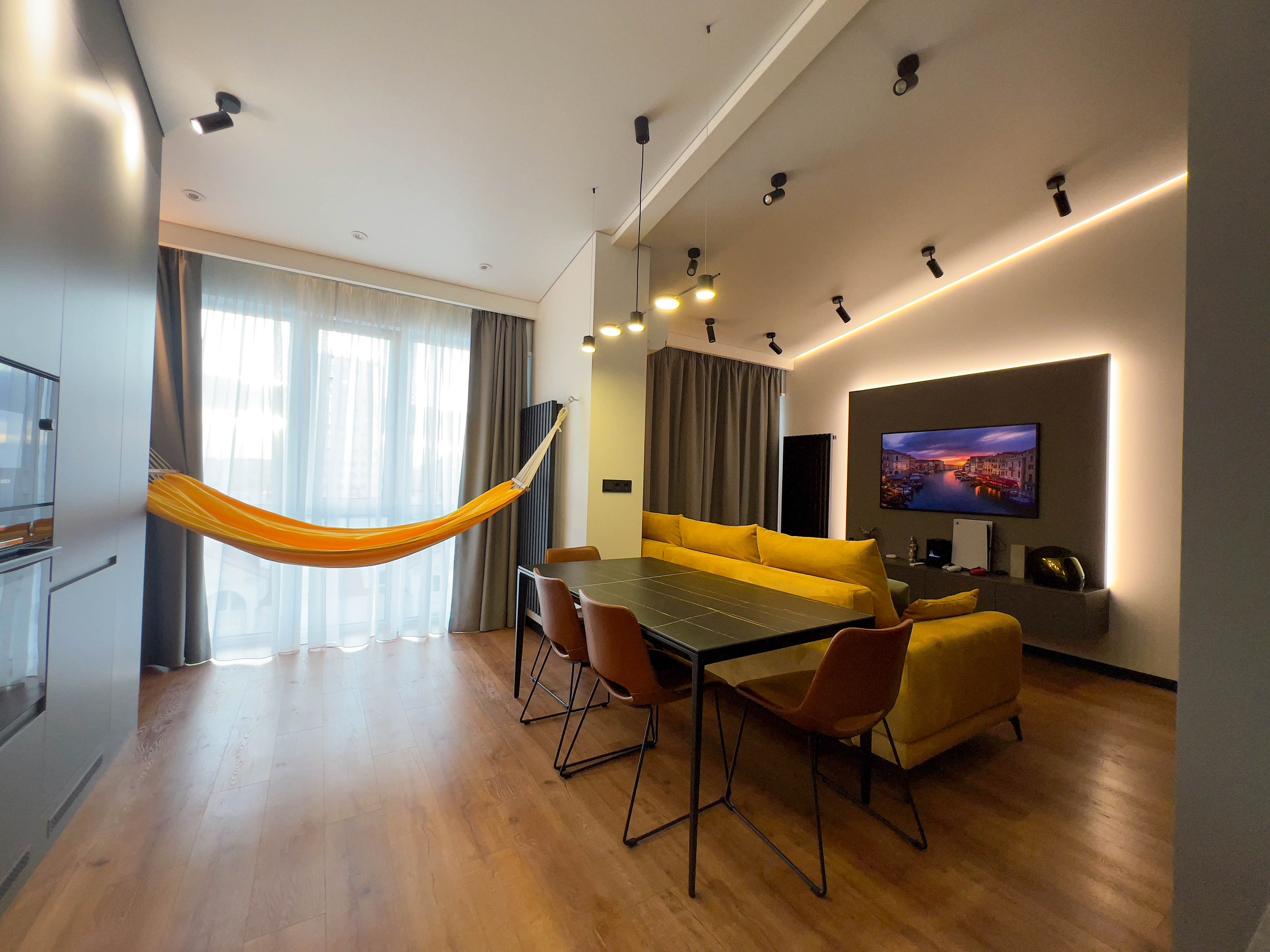 The apartment is on two levels. Fotograf Dmitrii Donets