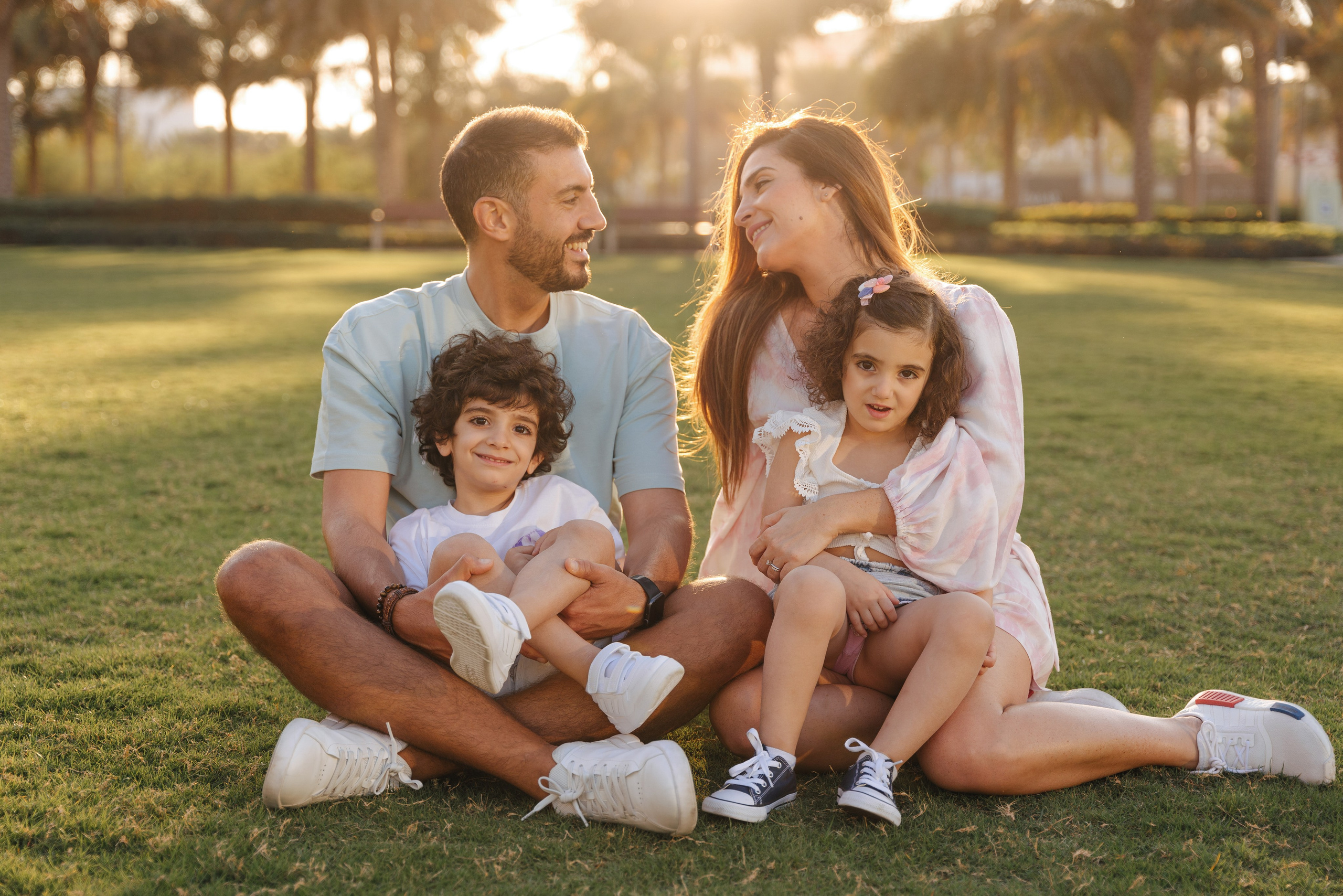 Family fun and play in the park. Angela Iakovleva — Family Photographer in Dubai