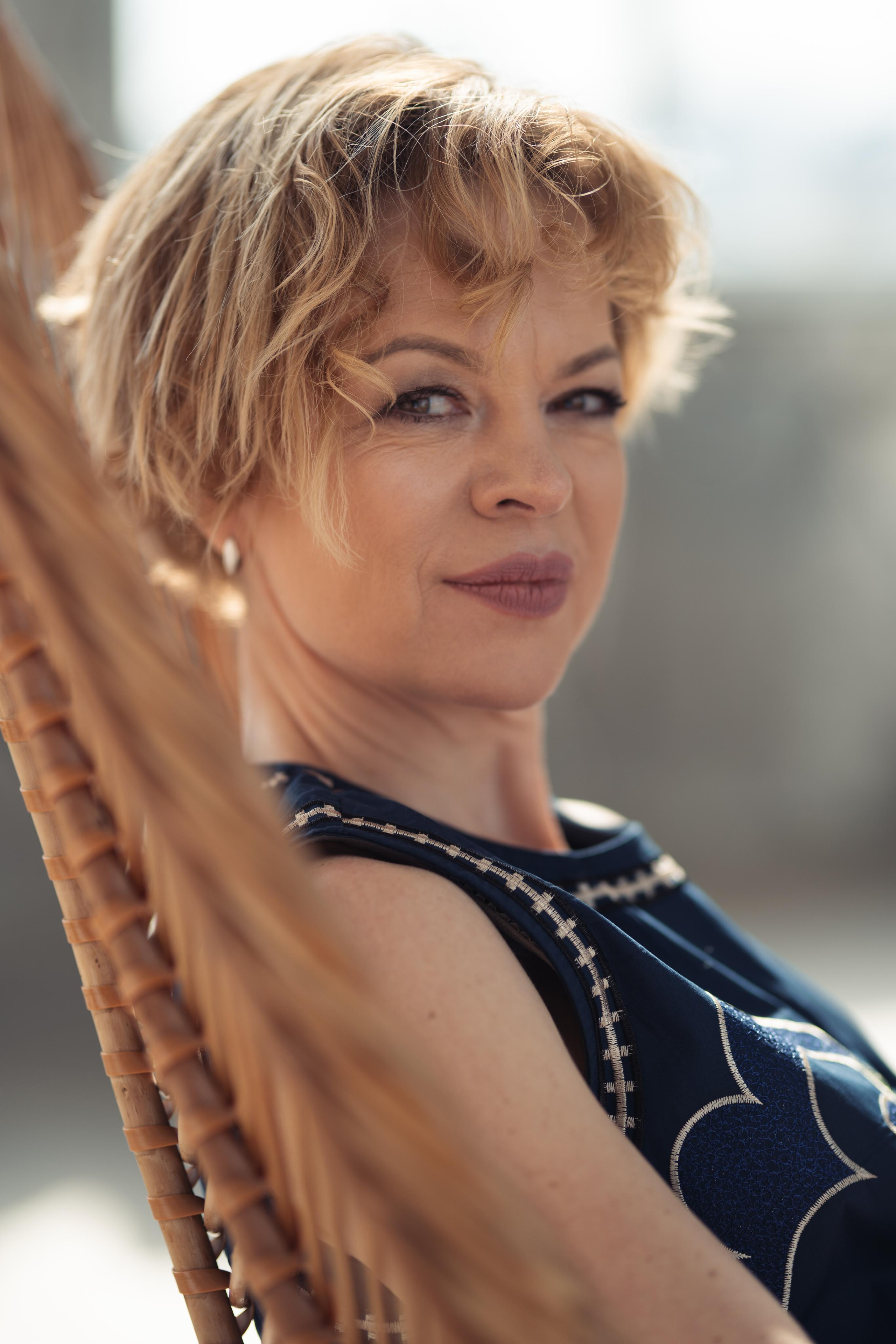 Fotografía lifestyle Madrid. sesión de fotos en estudio Madrid. sesión fotográfica individual Madrid. Fotógrafo en Madrid, España. Alyona Belyaninova