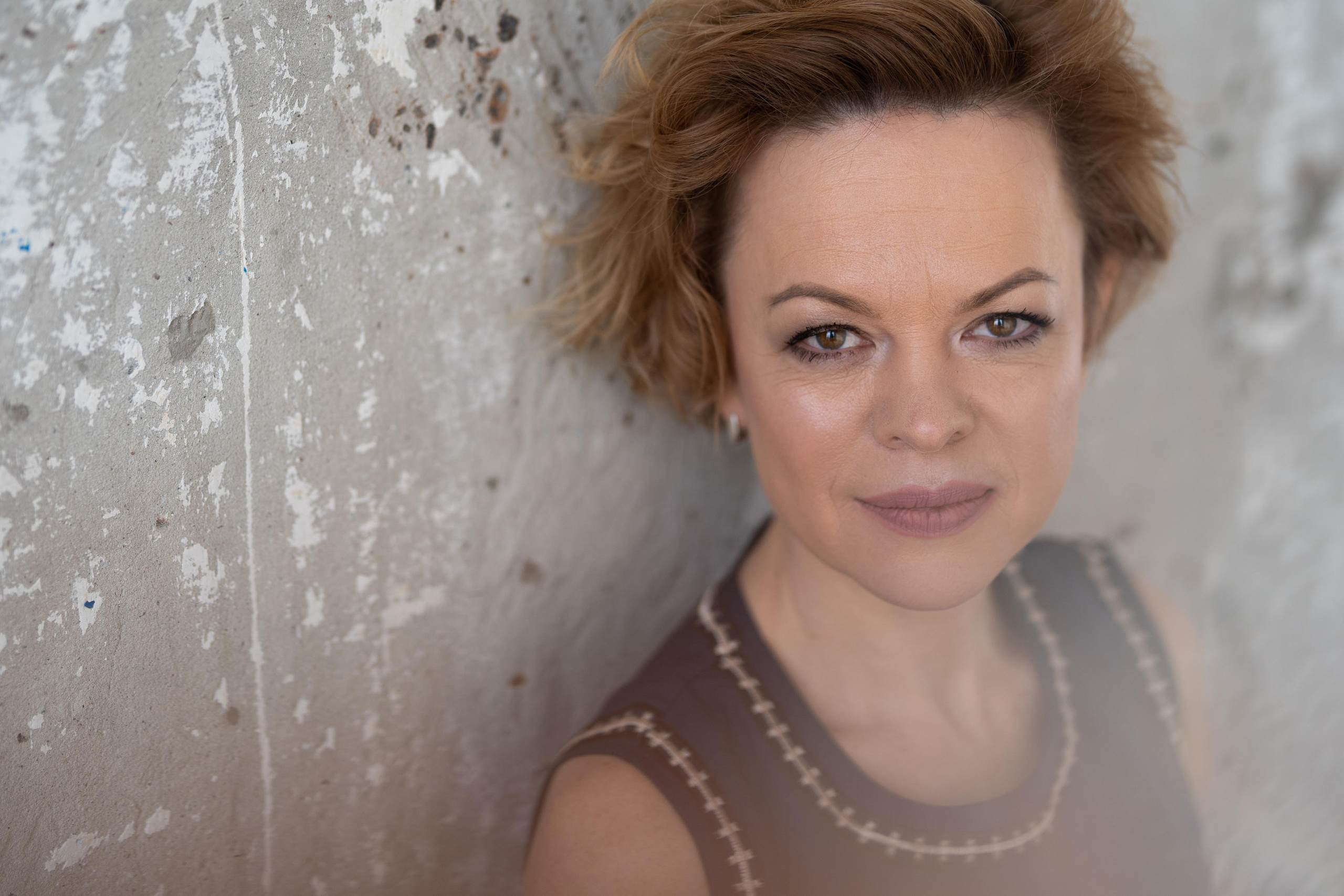 Fotografía lifestyle Madrid. sesión de fotos en estudio Madrid. sesión fotográfica individual Madrid. Fotógrafo en Madrid, España. Alyona Belyaninova