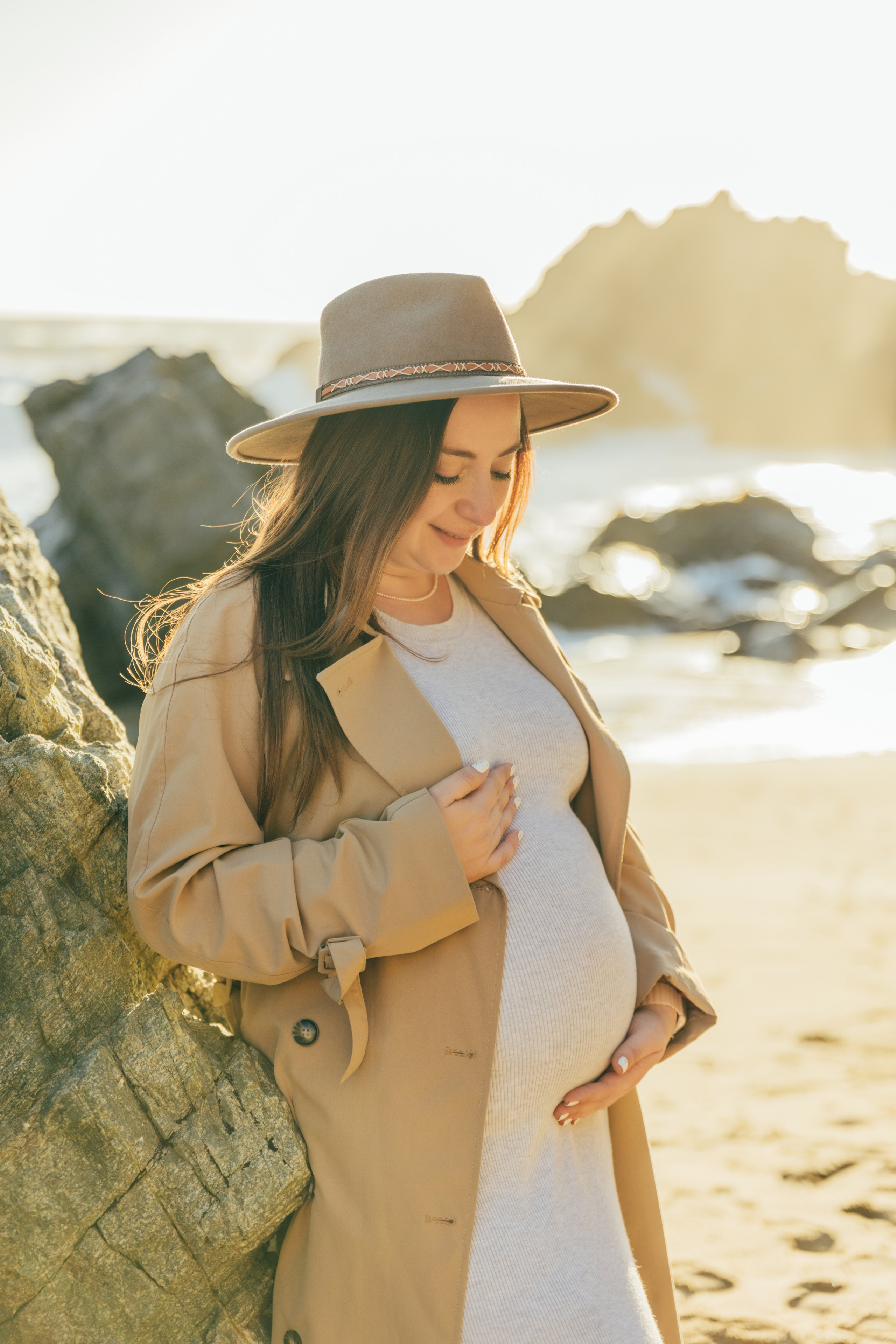 Sesión de embarazo en la playa — Luz suave y amor puro. Photographer in Santiago, Chile Anna Almazova