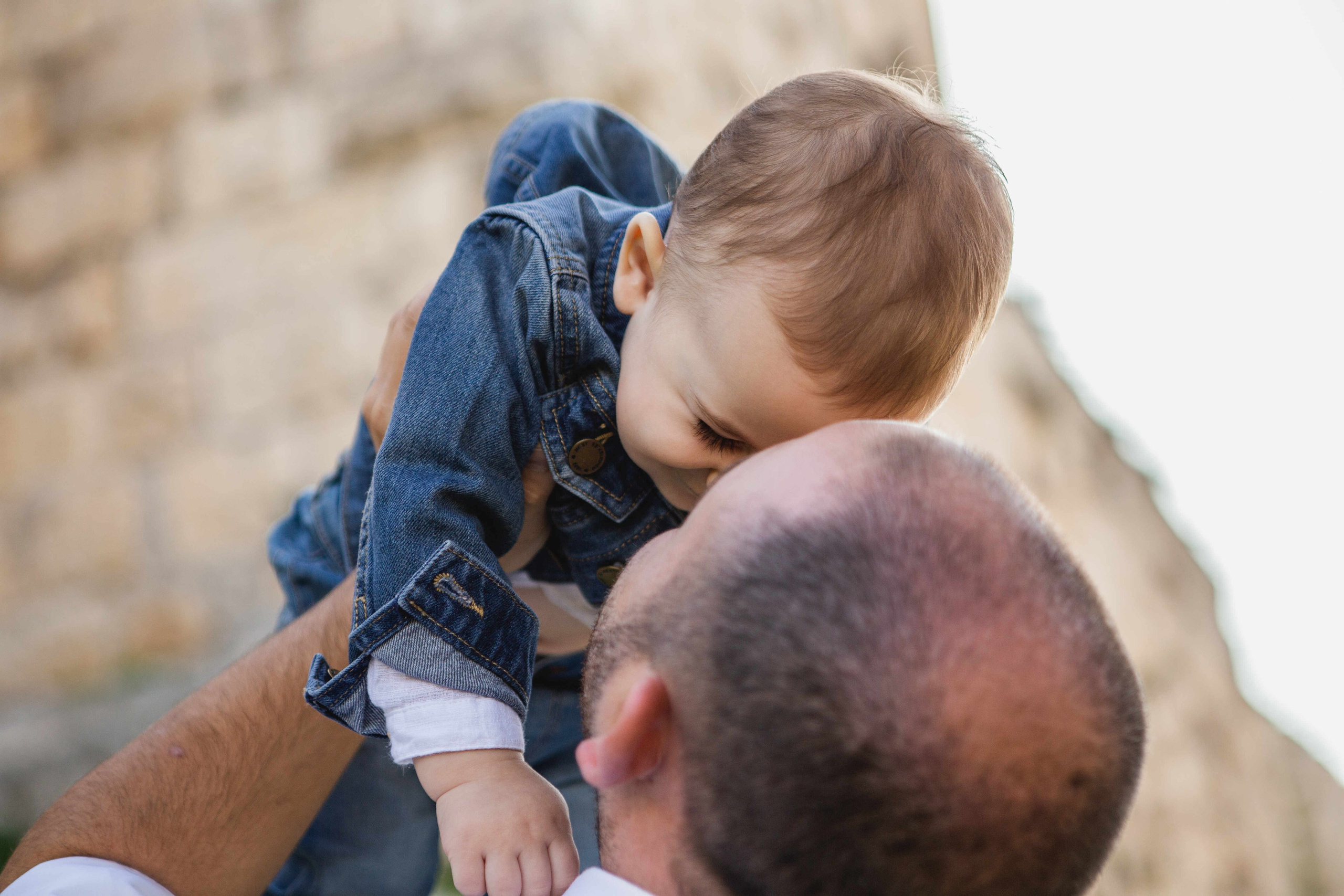 AT THE WALLS OF THE OLD CITY. PHOTOGRAPHER IN ISRAEL