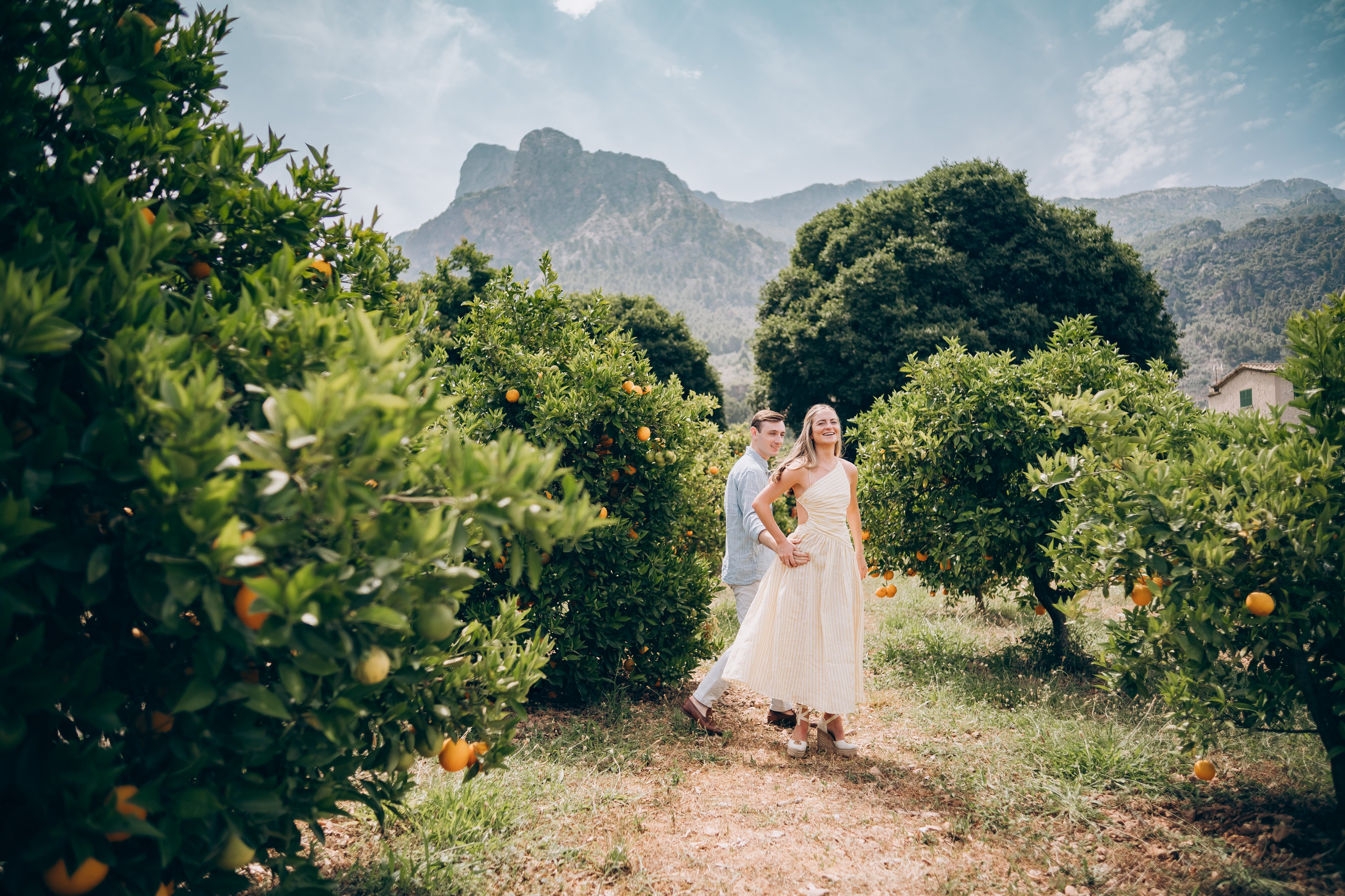 Relaxed Couple Session in Mallorca — Citrus Fields & Seaside. Фотограф у Пальма де Майорка