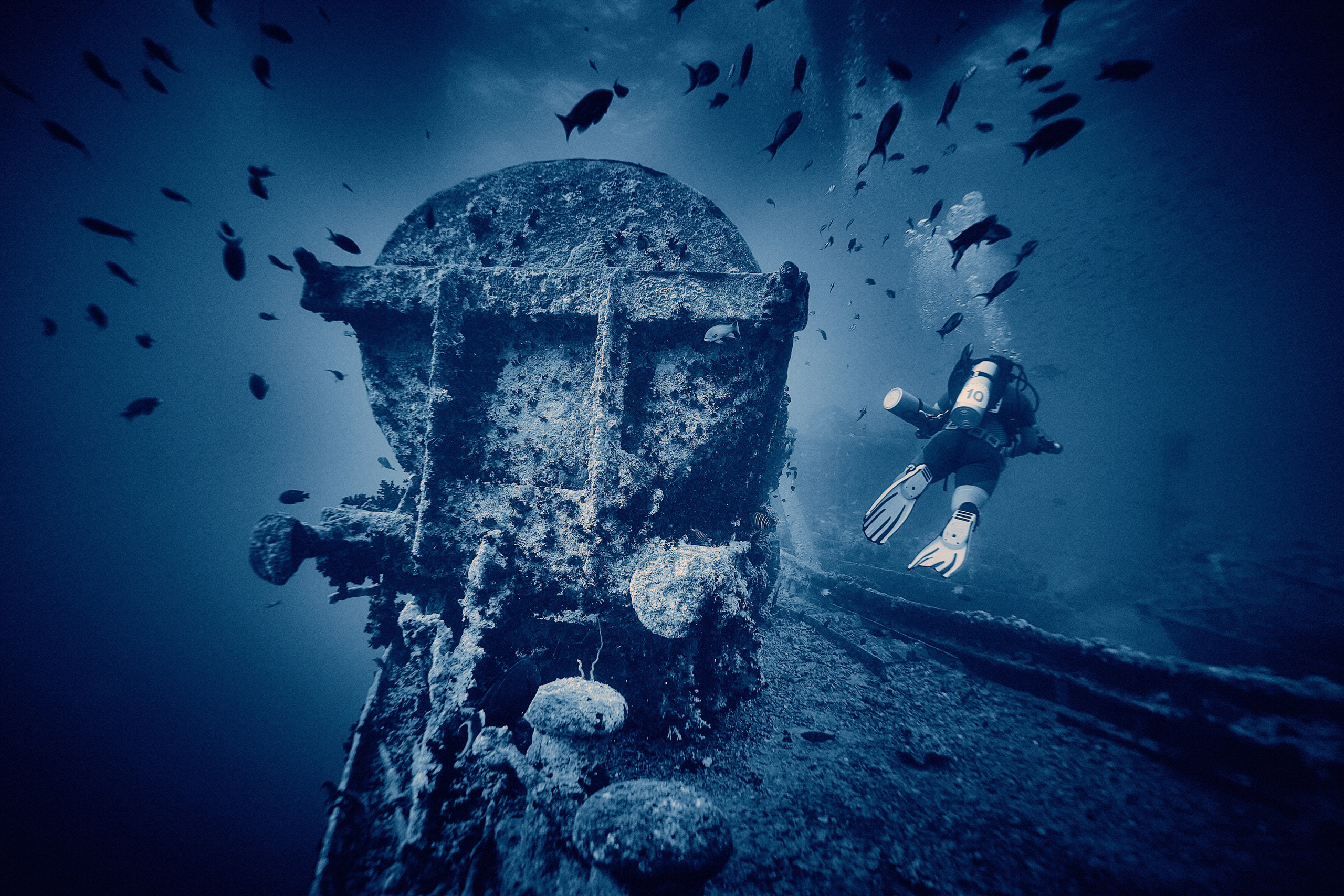 Underwater photographer Andriej Szypilow - photos of the mysterious SS Thistlegorm - sunken ship in the red sea