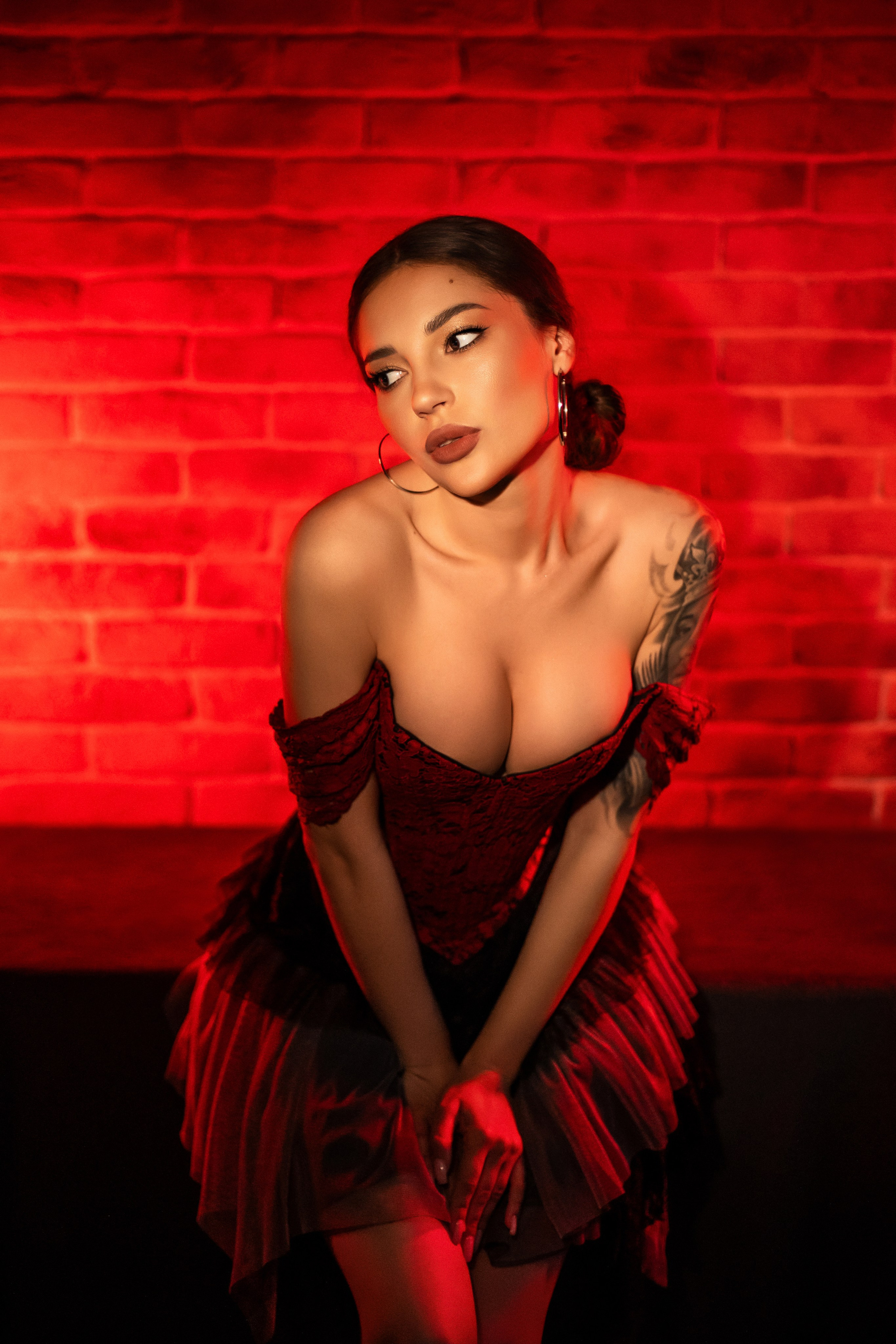 Indoor portrait in Belgrade with soft natural window light. Artistic indoor photoshoot in Serbia with cosy atmosphere. Creative portrait session in interior location in Belgrade