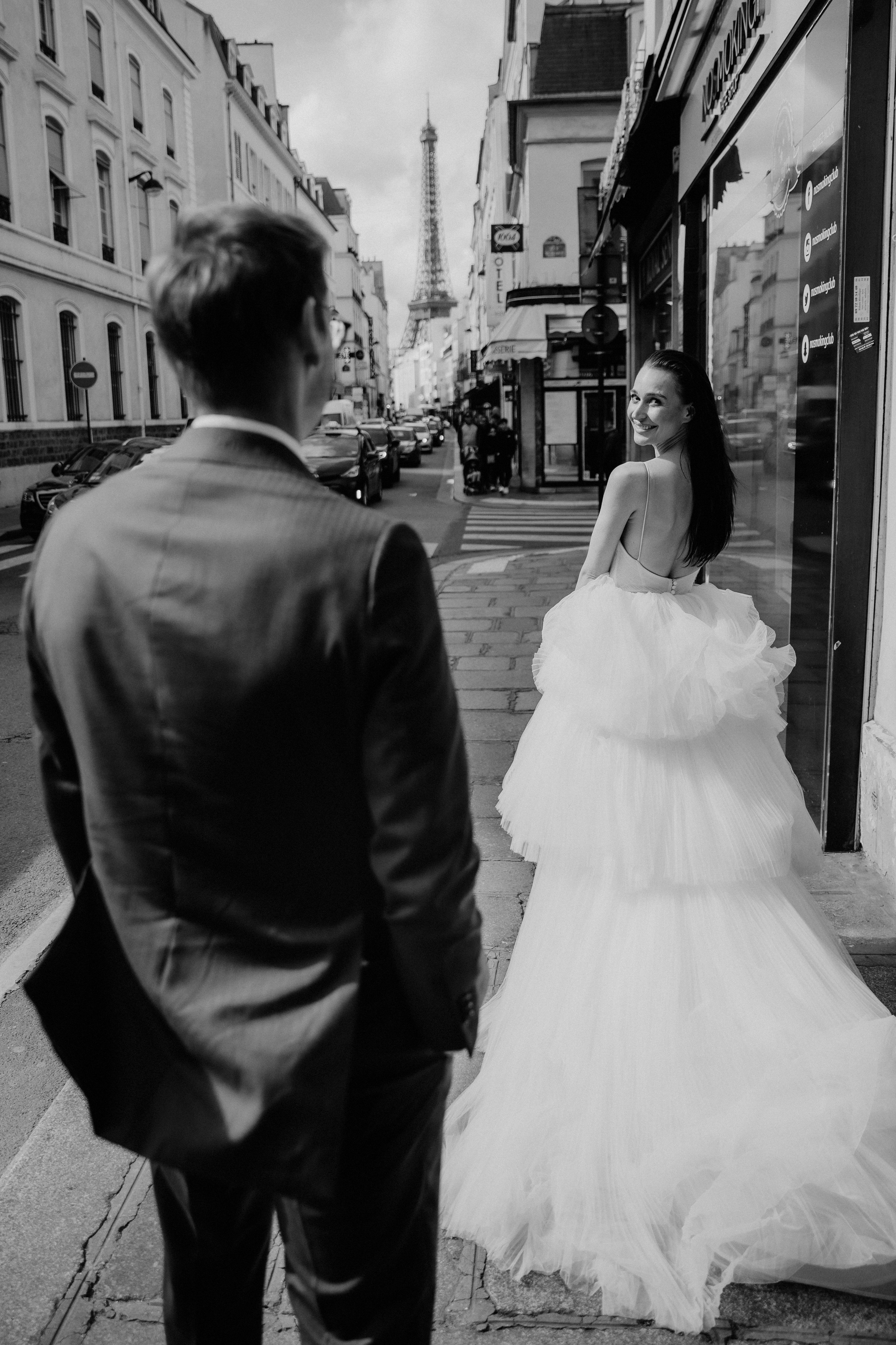 Suzi & Alex | Paris Wedding with a Vintage Car. Paris Wedding Photographer