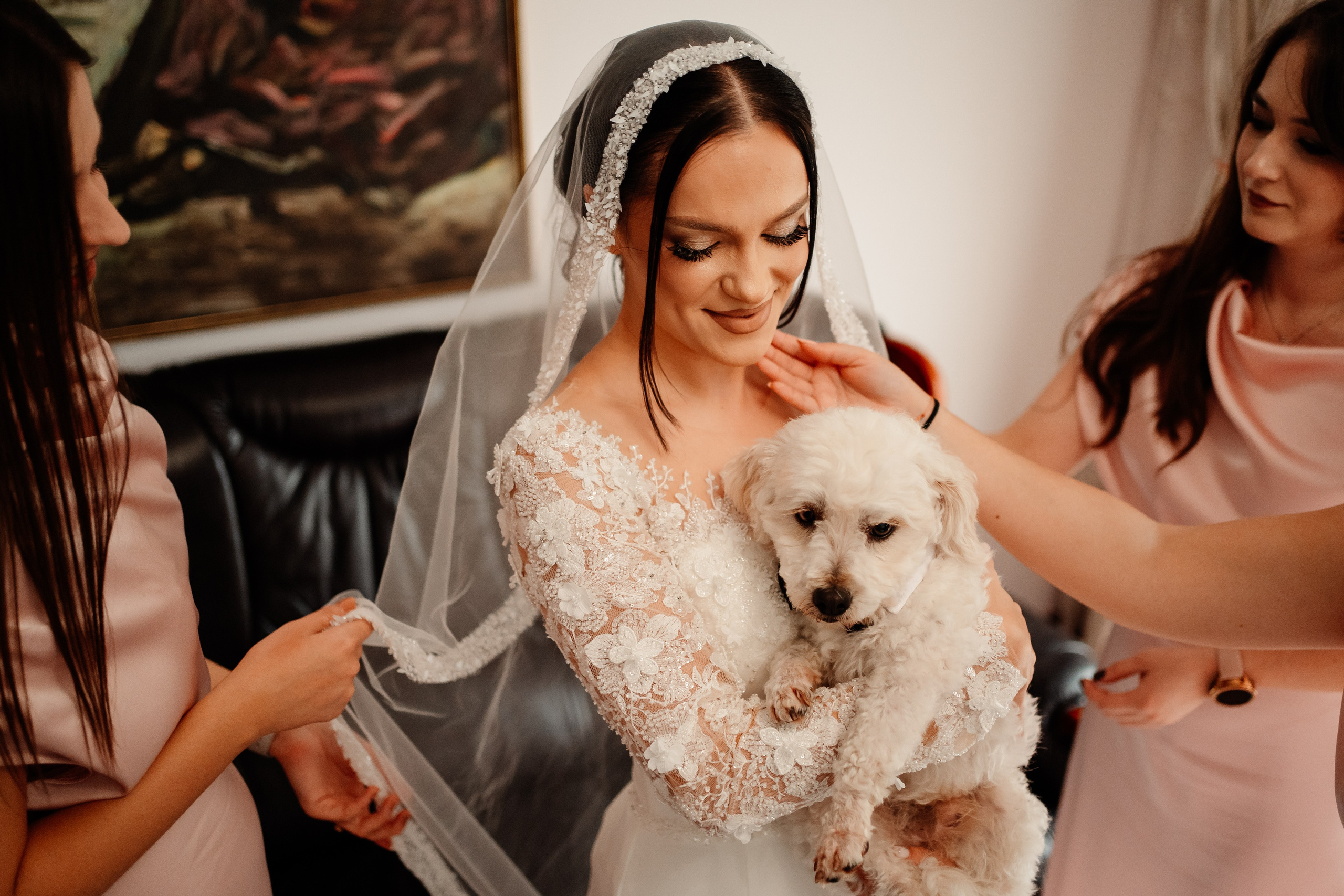 Moment emoționant între miri în ziua nunții, surprins într-un cadru natural și romantic, la Reina Events. Fotografie de nuntă profesională, editată artistic pentru a evidenția emoția și eleganța evenimentului.