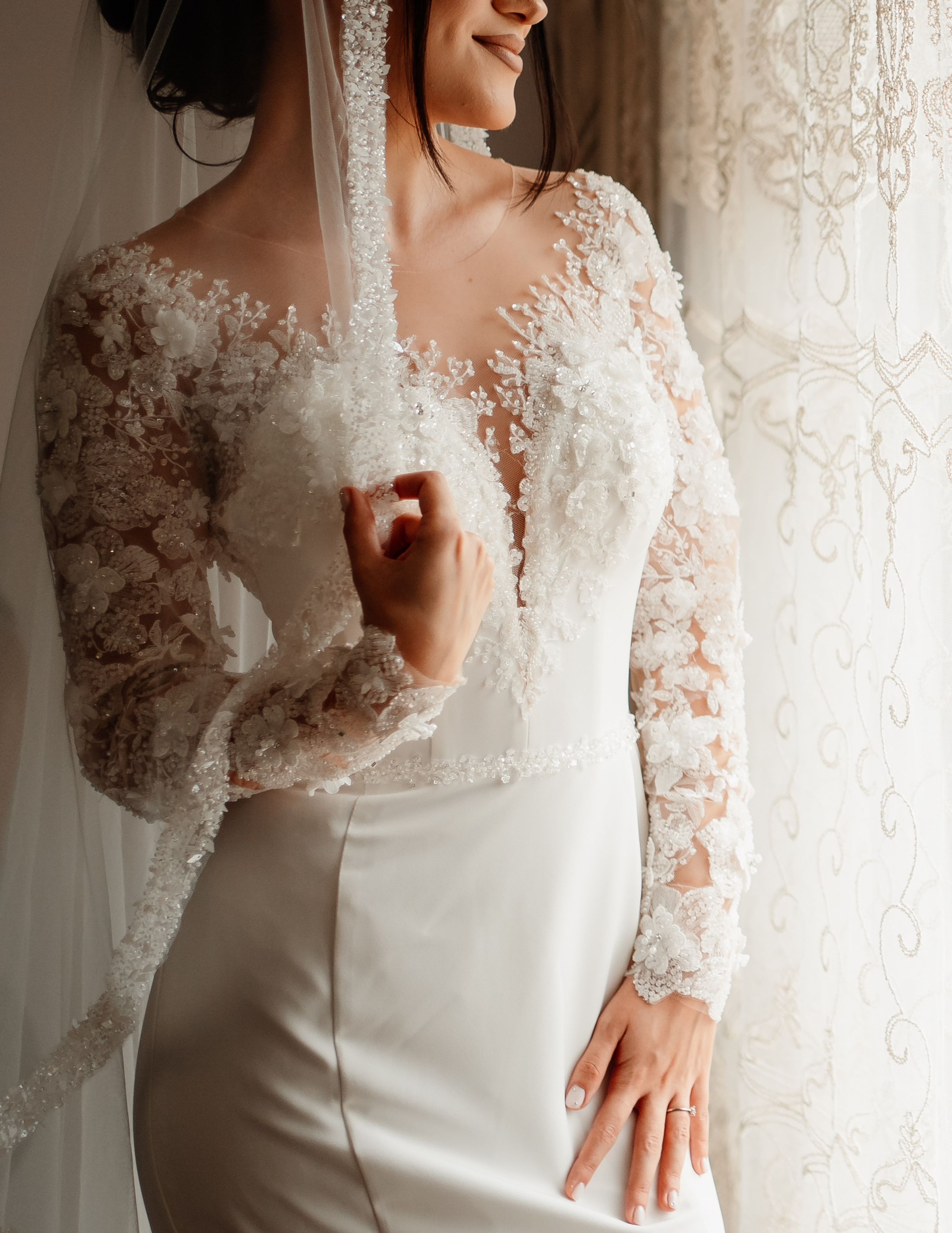 Moment emoționant între miri în ziua nunții, surprins într-un cadru natural și romantic, la Reina Events. Fotografie de nuntă profesională, editată artistic pentru a evidenția emoția și eleganța evenimentului.