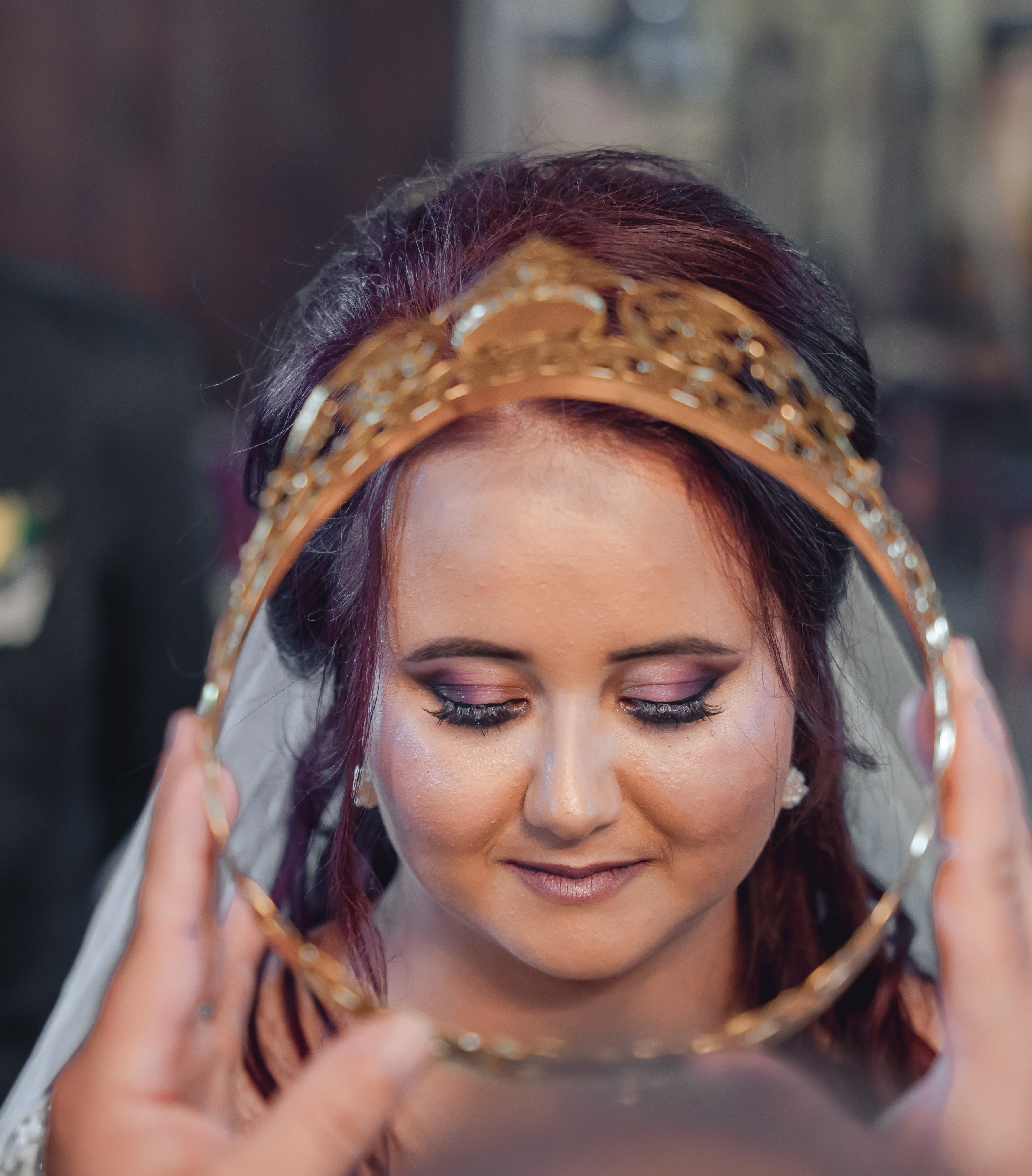 Mireasă la cununia religioasă în București, detaliu coroană de cununie, machiaj profesional eveniment, incadru.ro.