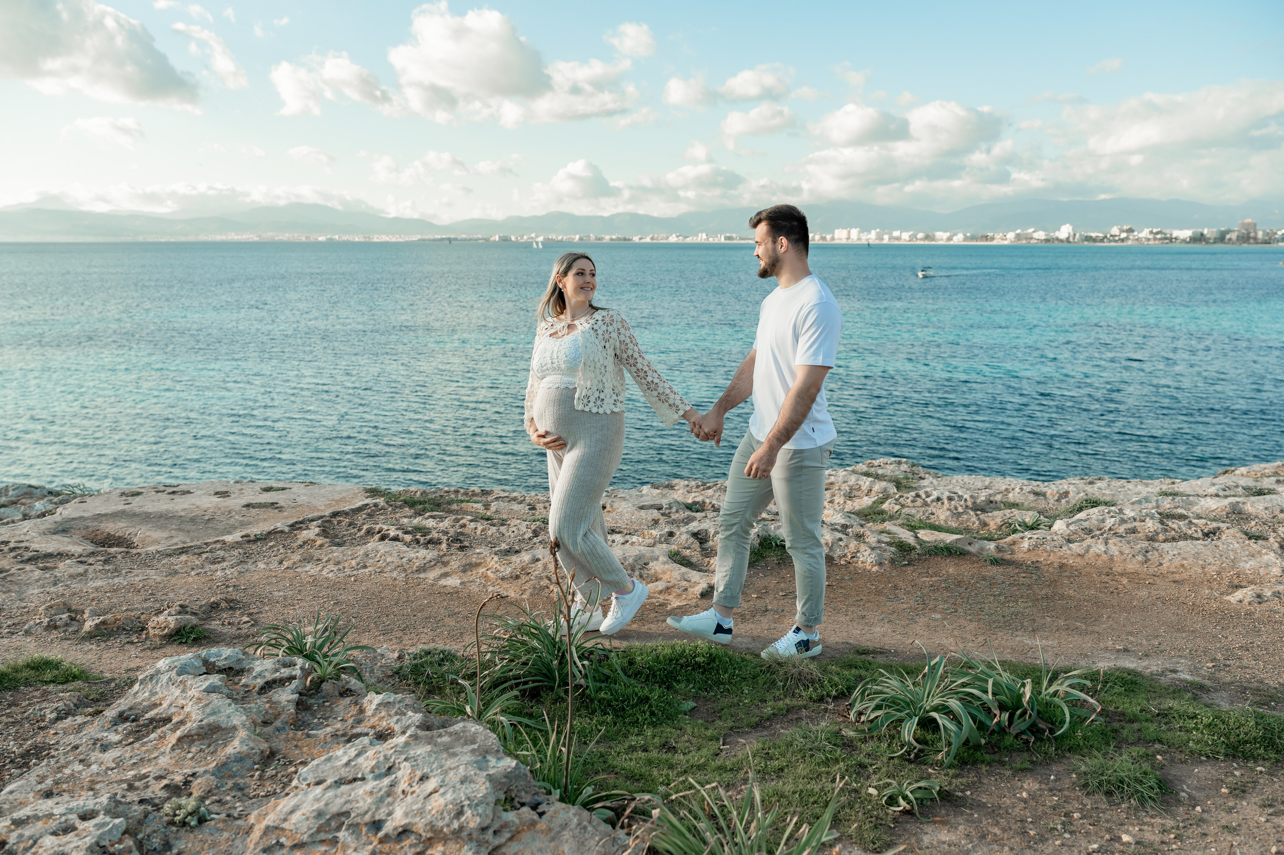 Schwangerschaftsshooting am Meer. Deine Fotografin auf Mallorca für Familien und Business