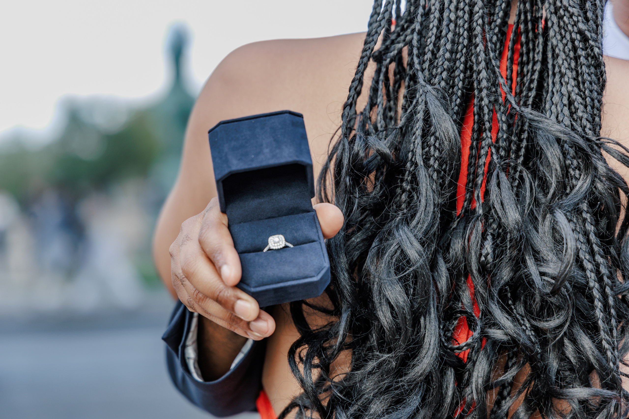 Bir-Hakeim Bridge in Paris — The Iconic Location for Luxury Proposal & Elopement Photography. Photographe à Paris