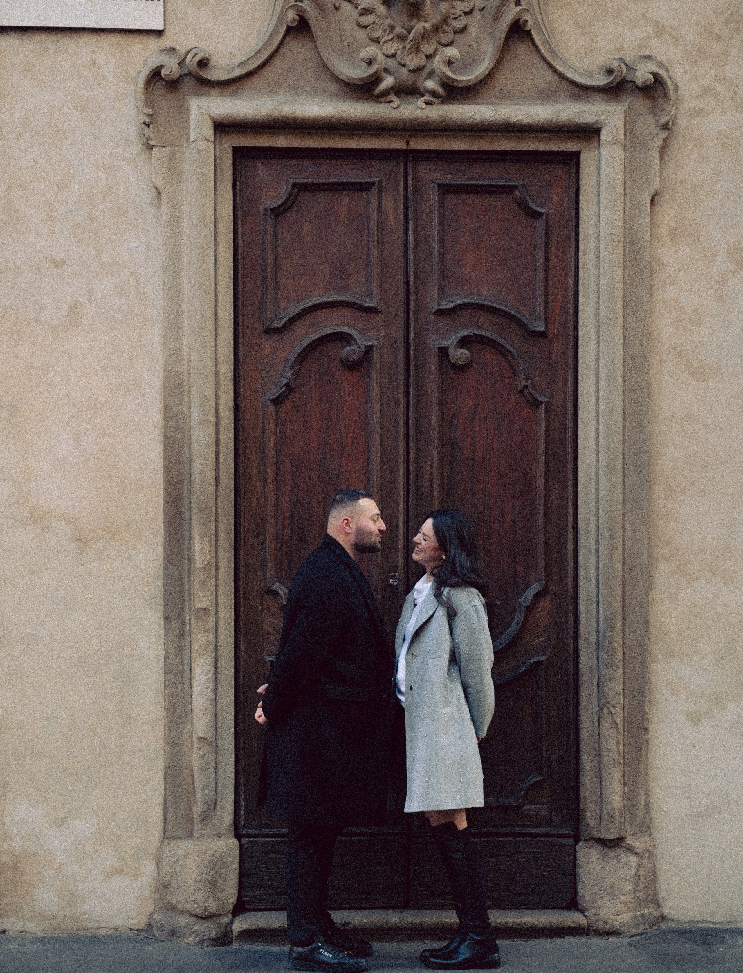 servizio fotografico coppia Milano, coppia innamorata Italia, fotografia naturale di coppia, coppia in movimento Milano, servizio fotografico spontaneo Milano, amore e viaggio Italia, servizio fotografico di coppia Milano, fotografia love story Milano, coppia romantica Italia, ritratto di coppia Milano, primo piano coppia innamorata, fotografia emozionale Milano,