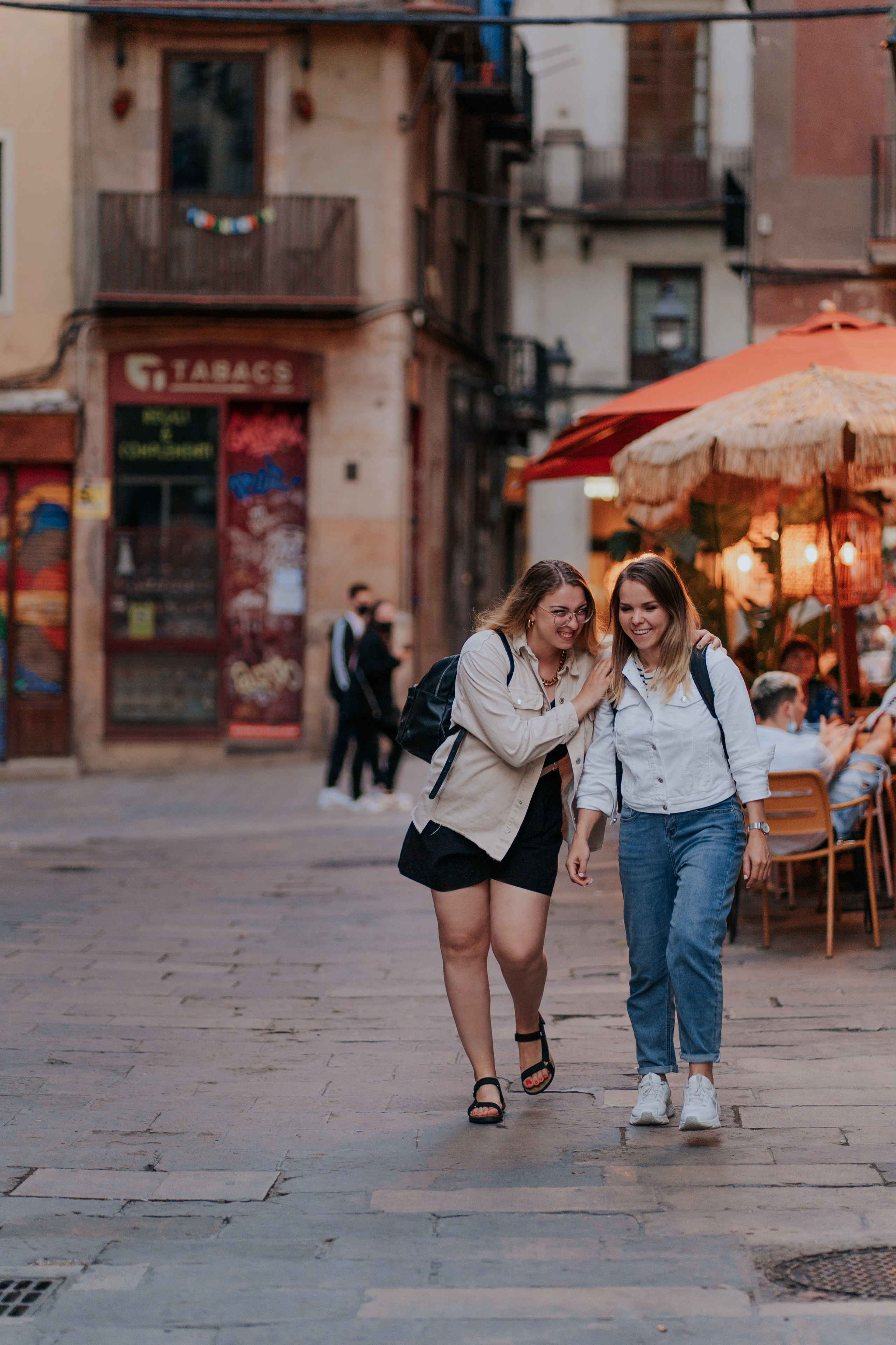 Tourist photoshoot for friends. DiaFoto — Wow Photographer in Barcelona | Premium Barcelona Photoshoot Experience