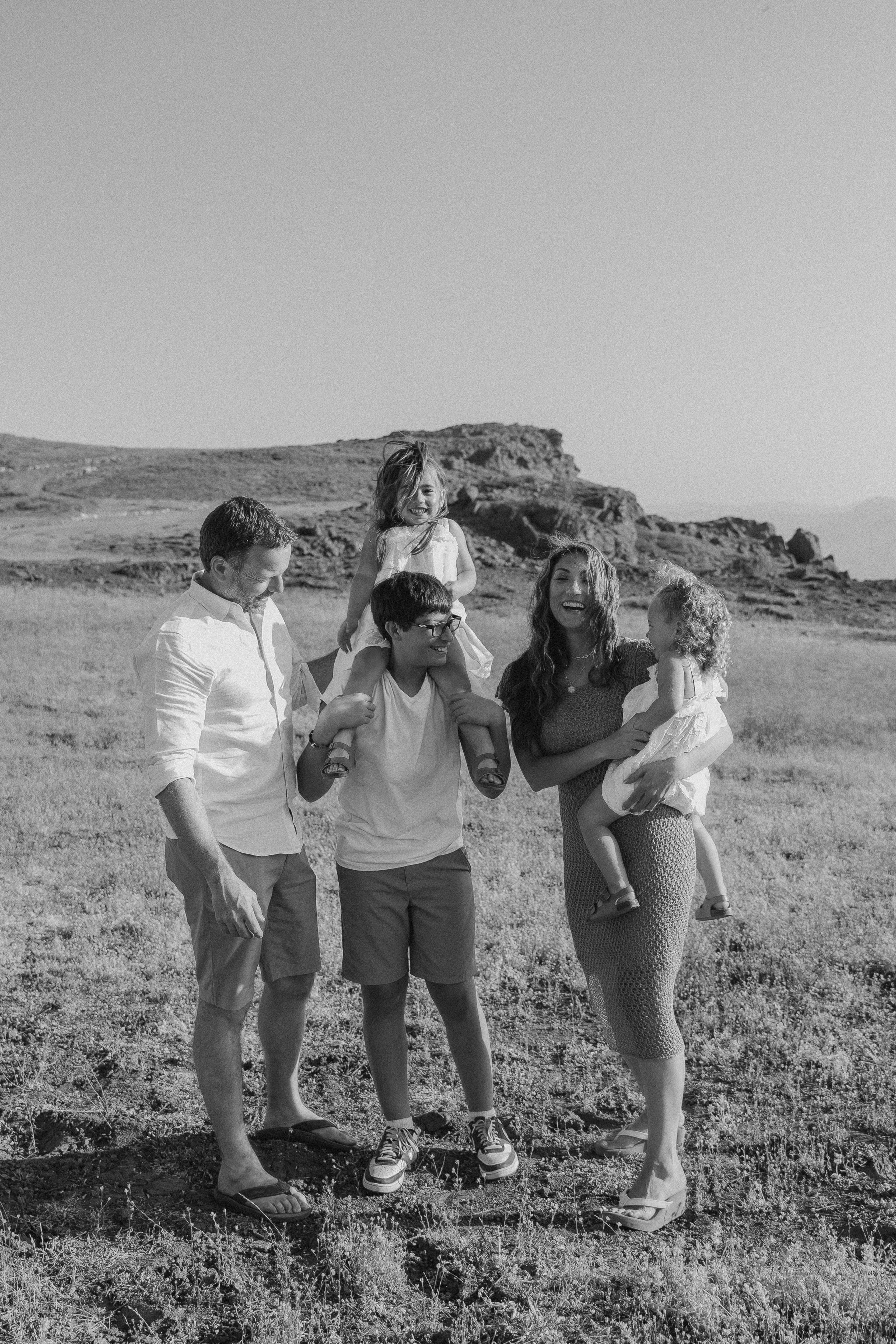 Family Photoshoot in the Mountains — Nature & Tenderness. Photographer in Santiago, Chile Anna Almazova