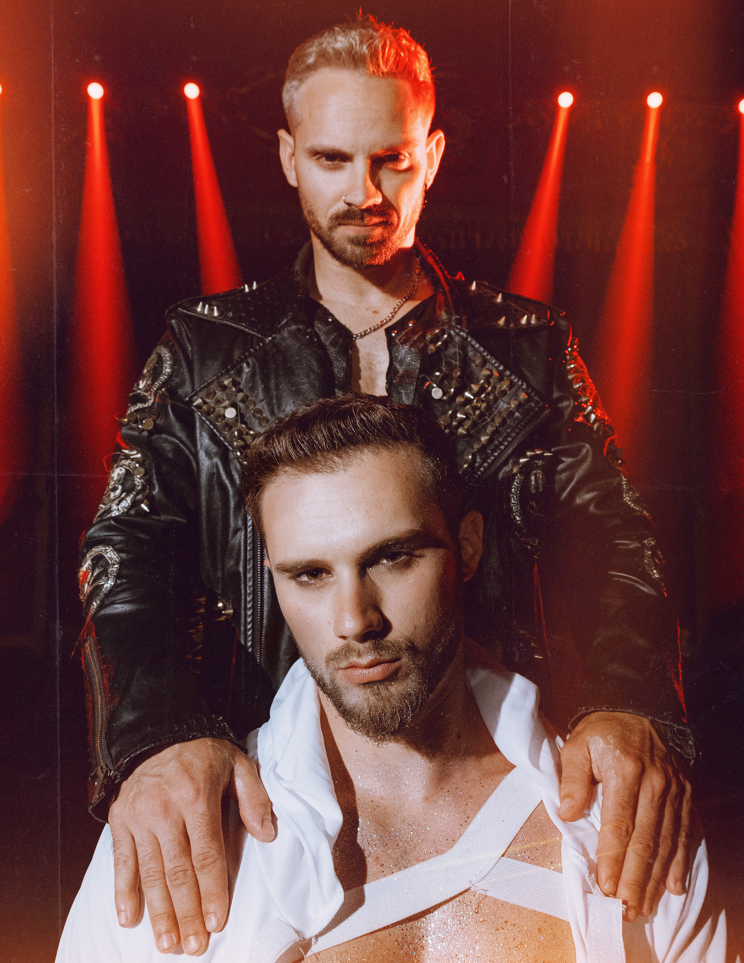 Фотосессия с братьями Castanheira: Креативные портреты с артистами Circo Quiros в Торревьехе